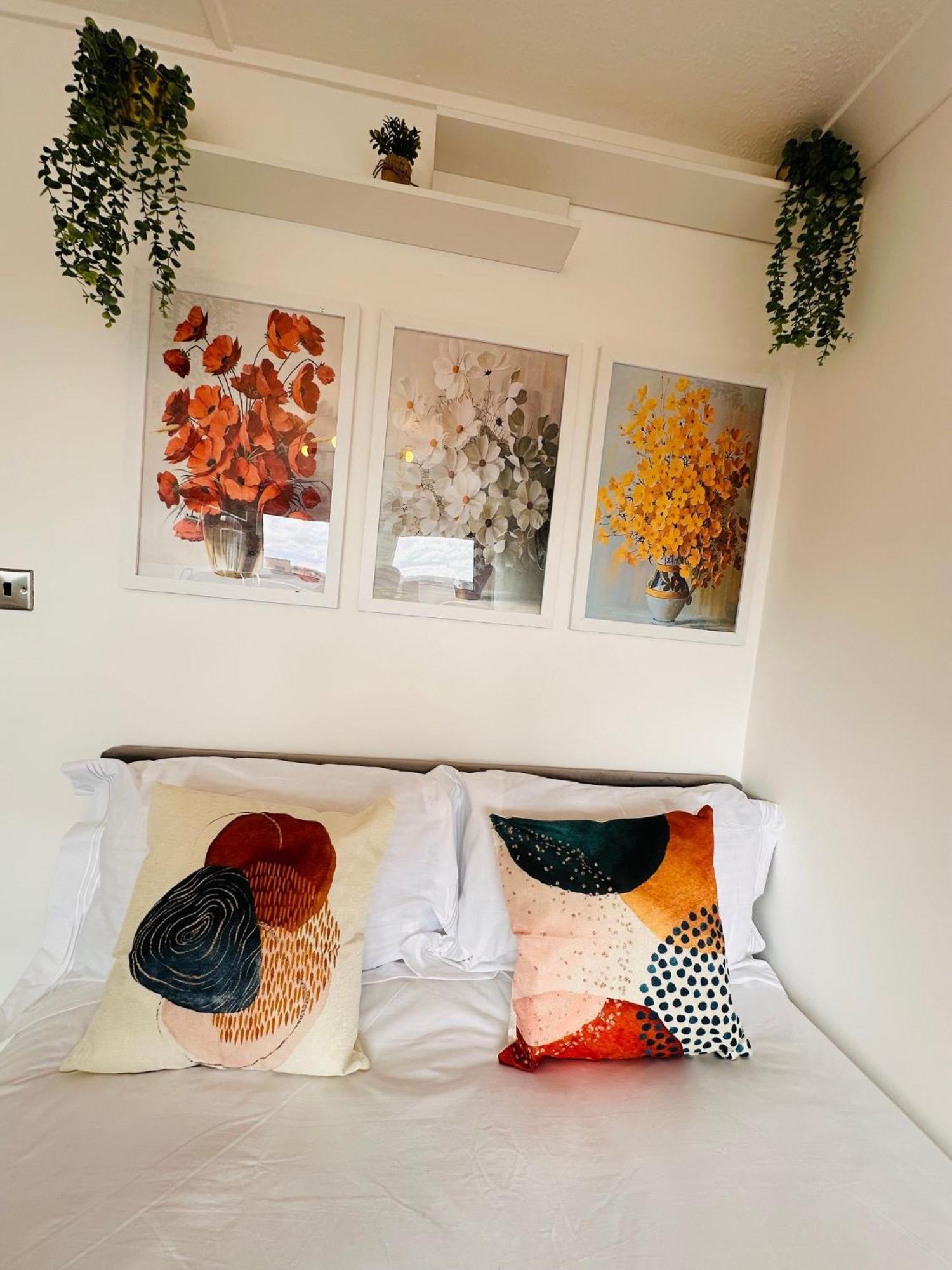 Guest house R2 - Private In Modern Shared Apartment, Each With Kitchenette,