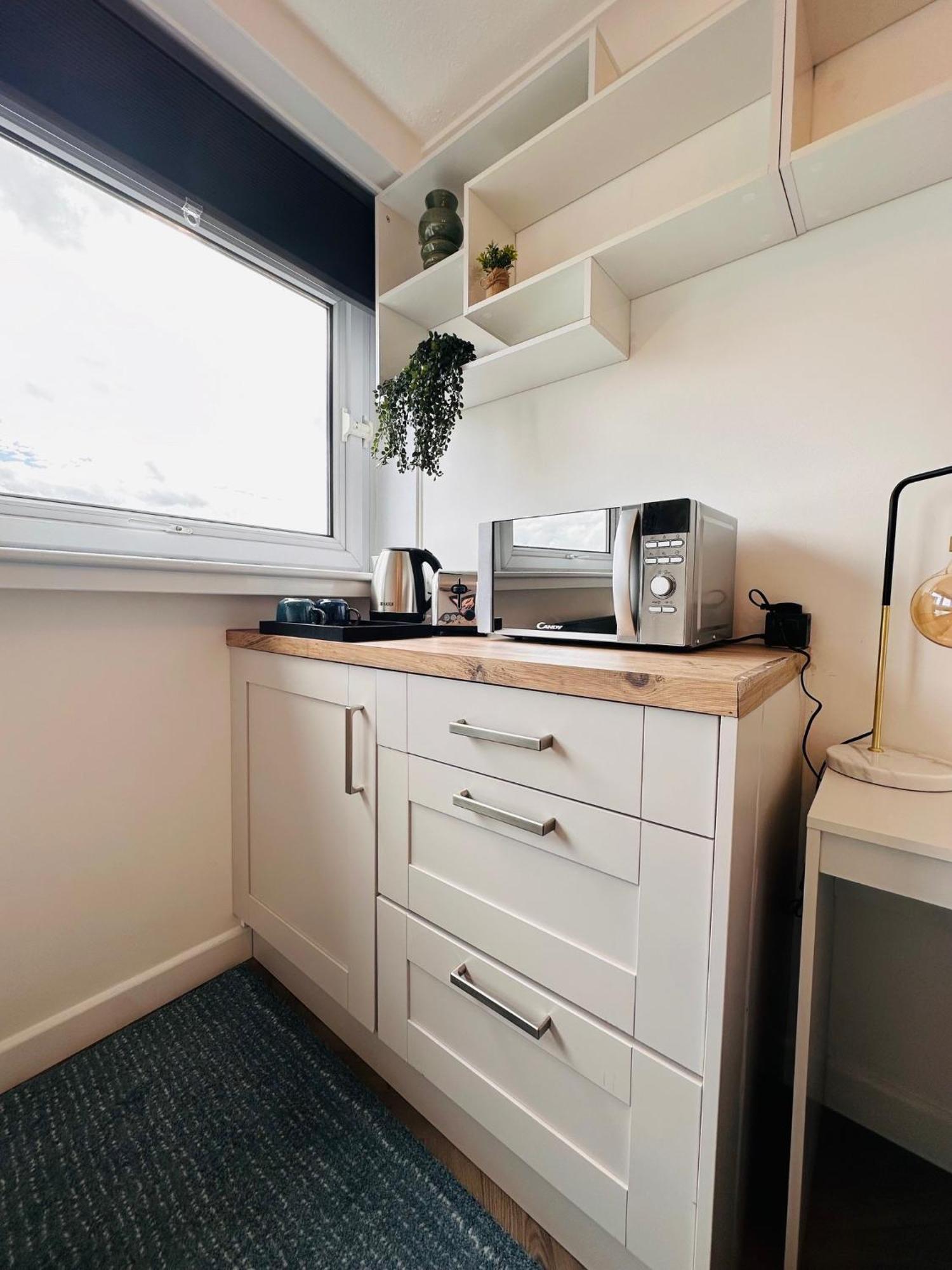 R2 - Private In Modern Shared Apartment, Each With Kitchenette, Guest house Birmingham