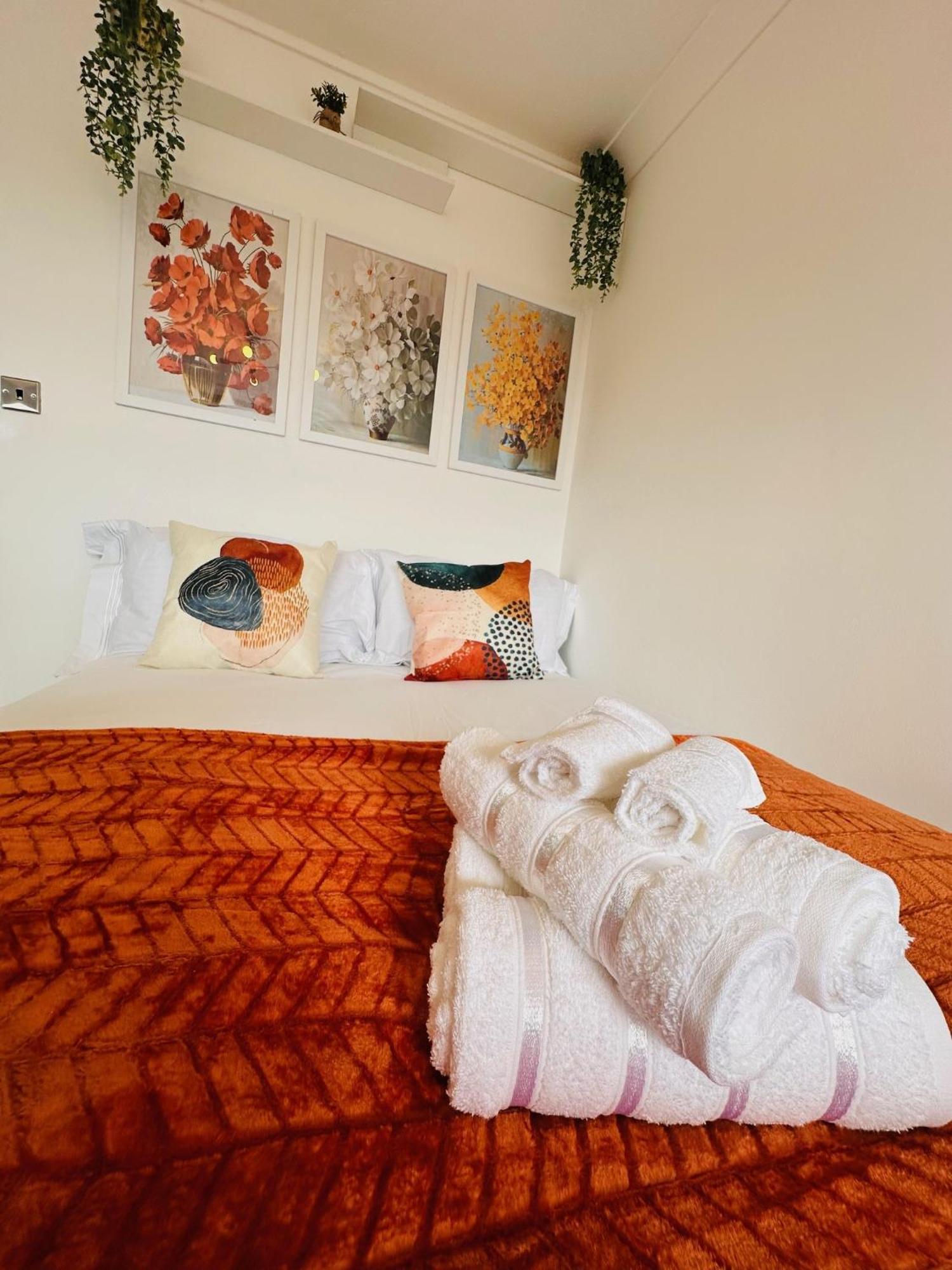 R2 - Private In Modern Shared Apartment, Each With Kitchenette, Birmingham