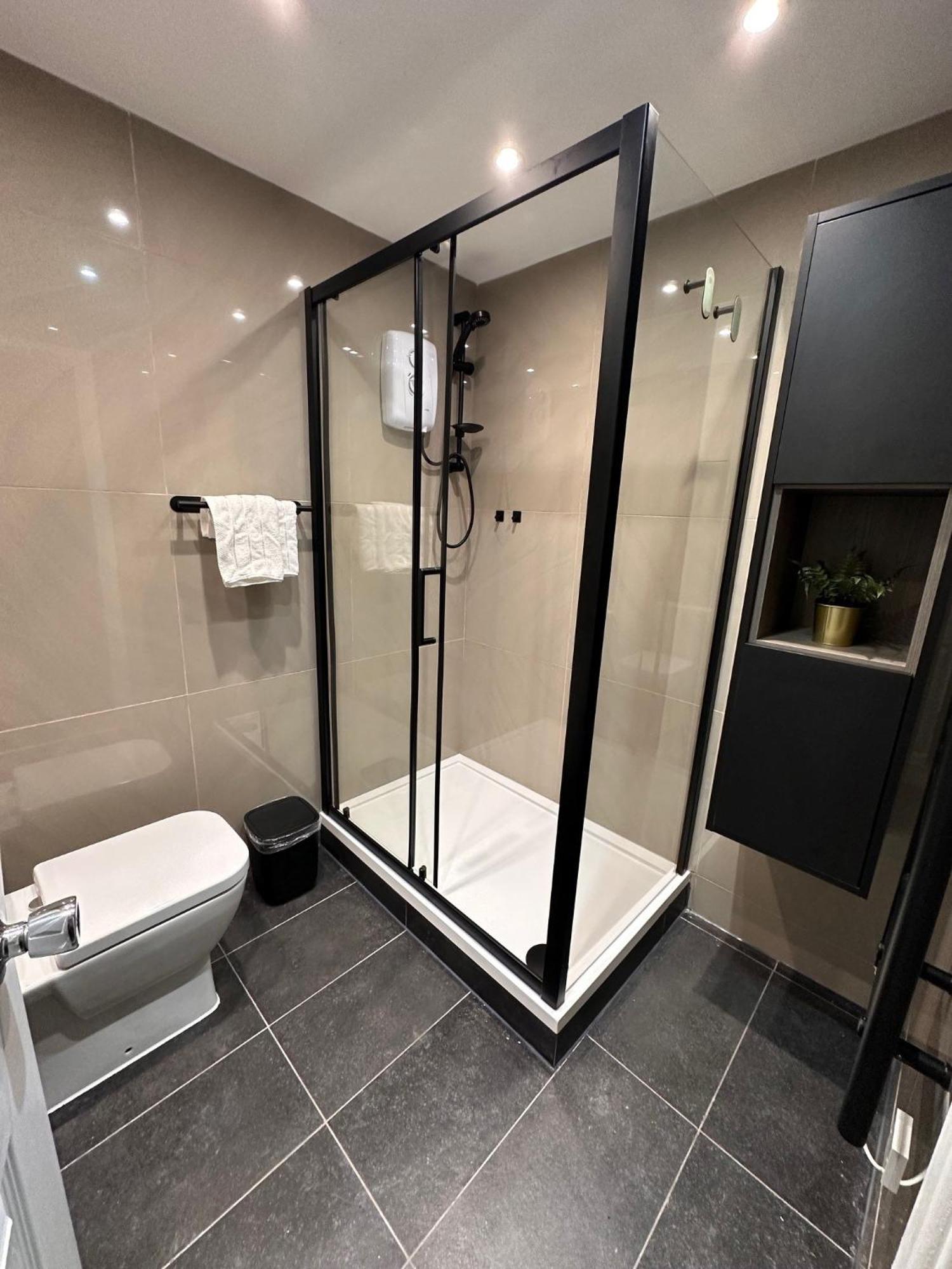R2 - Private In Modern Shared Apartment, Each With Kitchenette, *