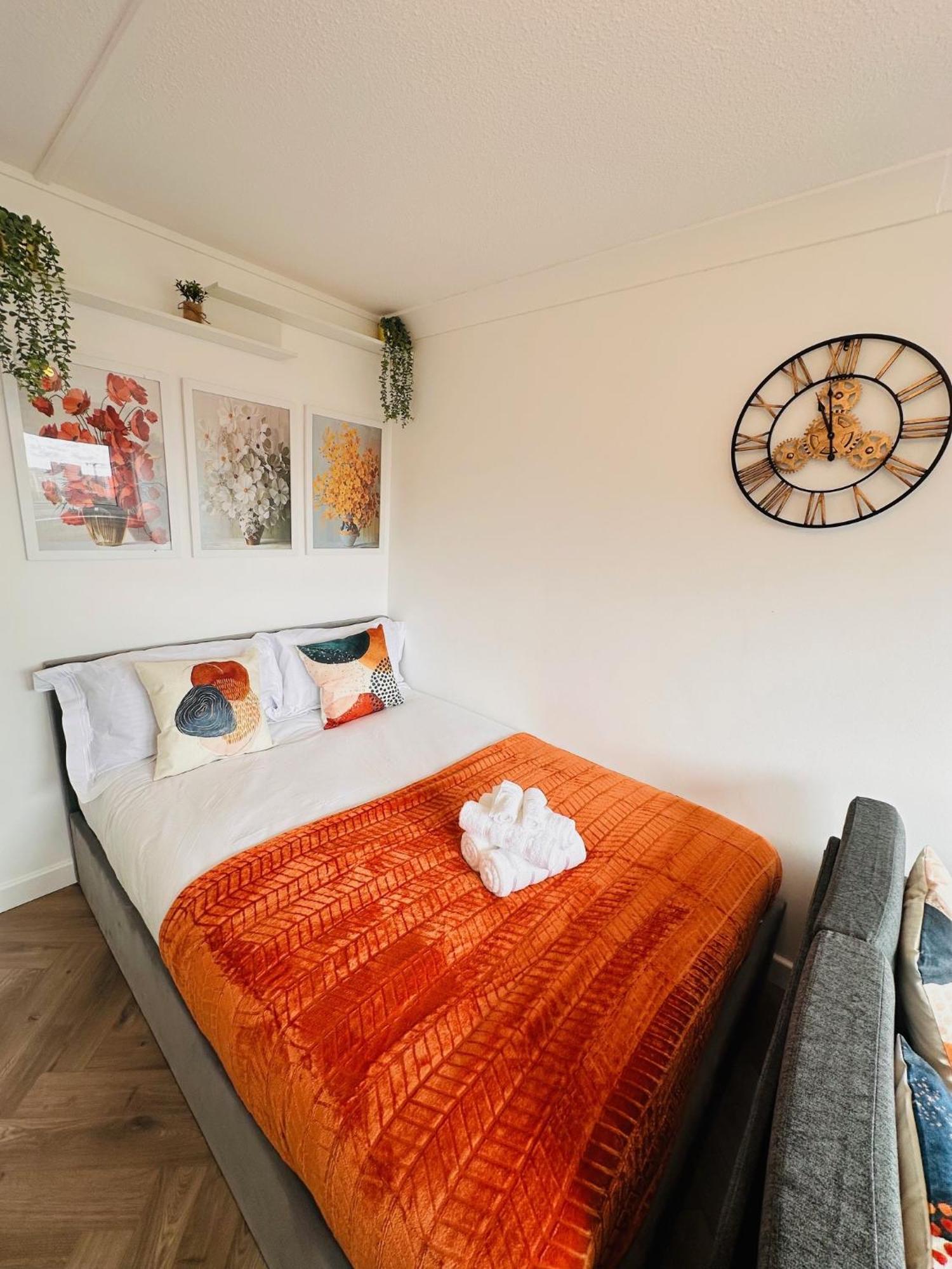 R2 - Private In Modern Shared Apartment, Each With Kitchenette, * Birmingham