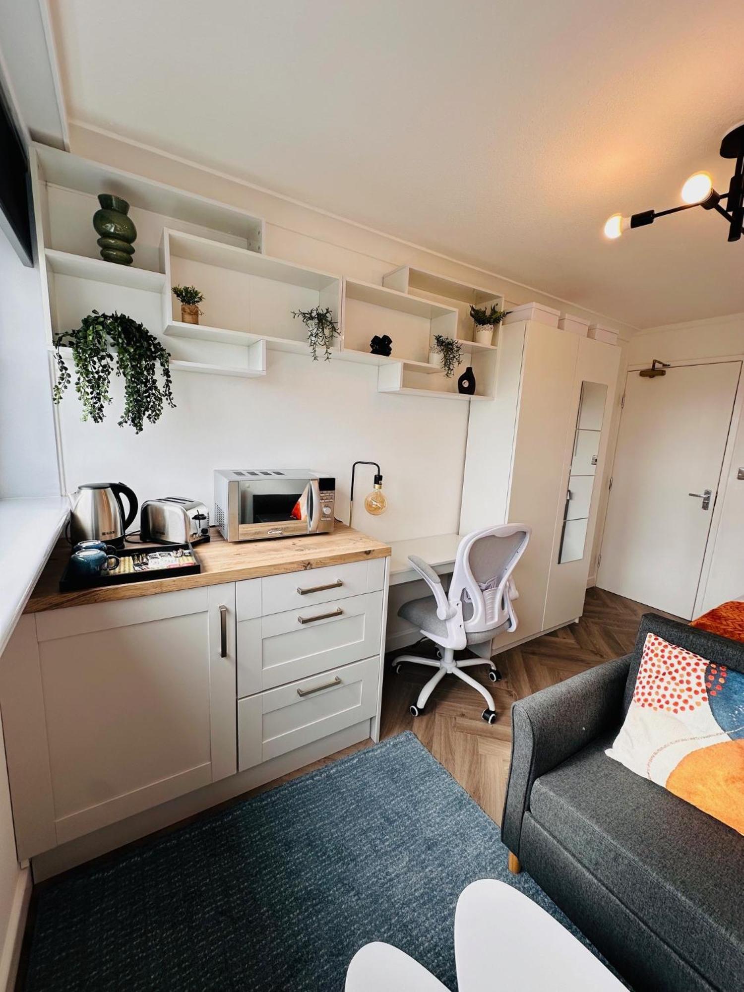 R2 - Private In Modern Shared Apartment, Each With Kitchenette, Birmingham