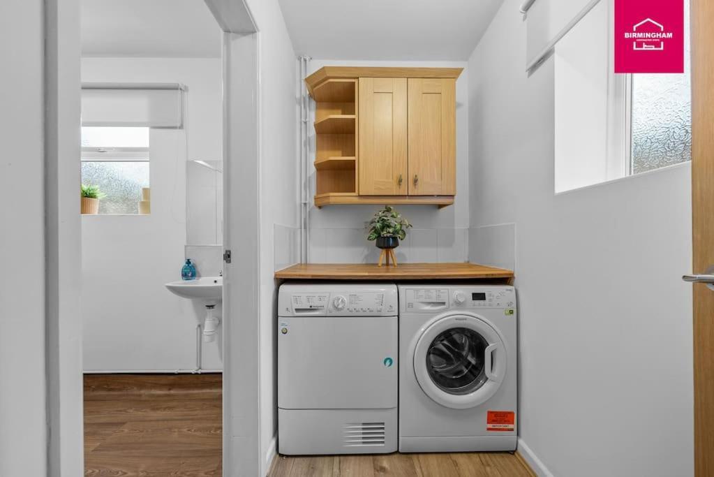 Insurance - Relocations - Contractors - Accessible Ground Floor Bed And Bathroom-4 Bedroom Hall Green House With 7 Separate Beds And Drive Holiday home *