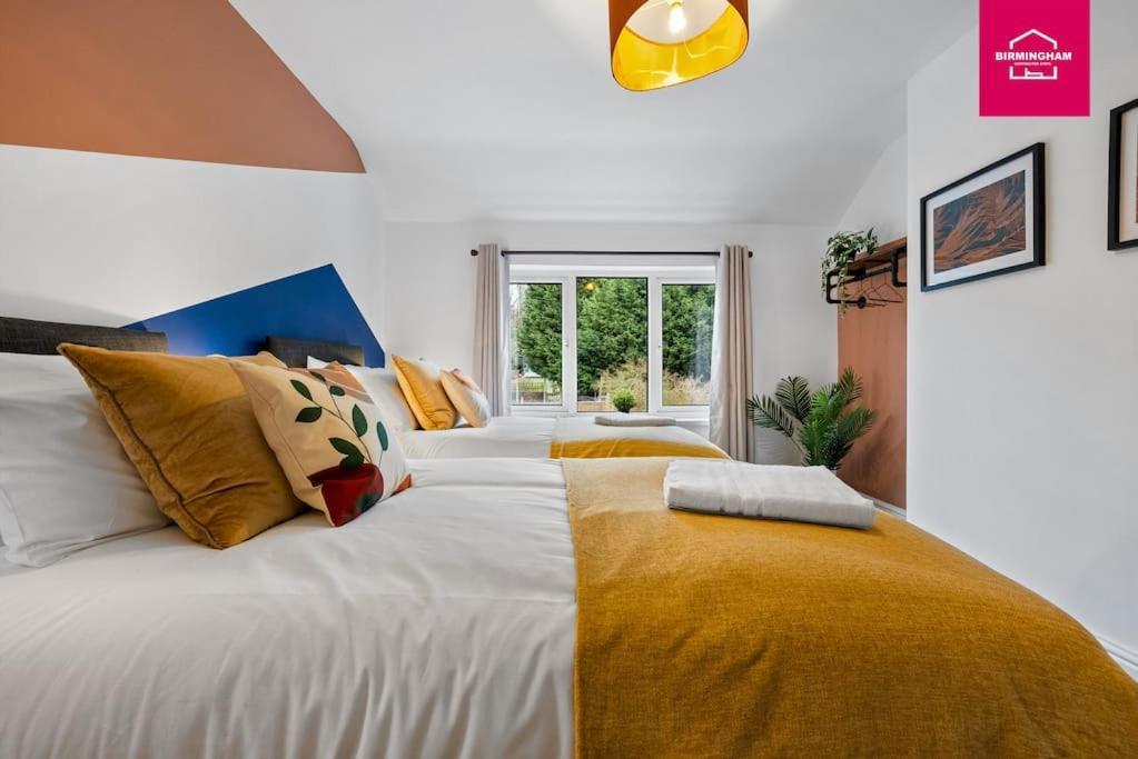 Insurance - Relocations - Contractors - Accessible Ground Floor Bed And Bathroom-4 Bedroom Hall Green House With 7 Separate Beds And Drive * Birmingham