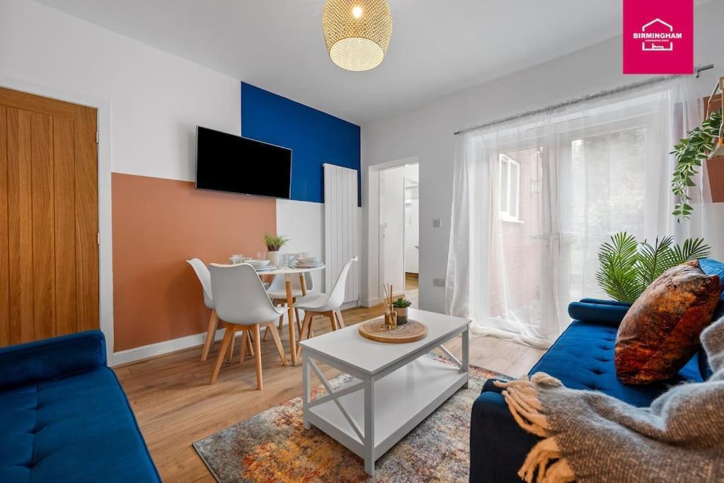 Insurance - Relocations - Contractors - Accessible Ground Floor Bed And Bathroom-4 Bedroom Hall Green House With 7 Separate Beds And Drive *