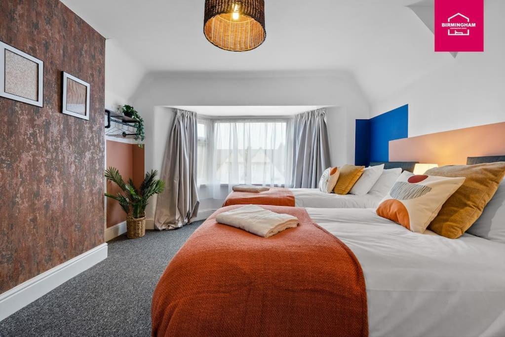 Holiday home Insurance - Relocations - Contractors - Accessible Ground Floor Bed And Bathroom-4 Bedroom Hall Green House With 7 Separate Beds And Drive *