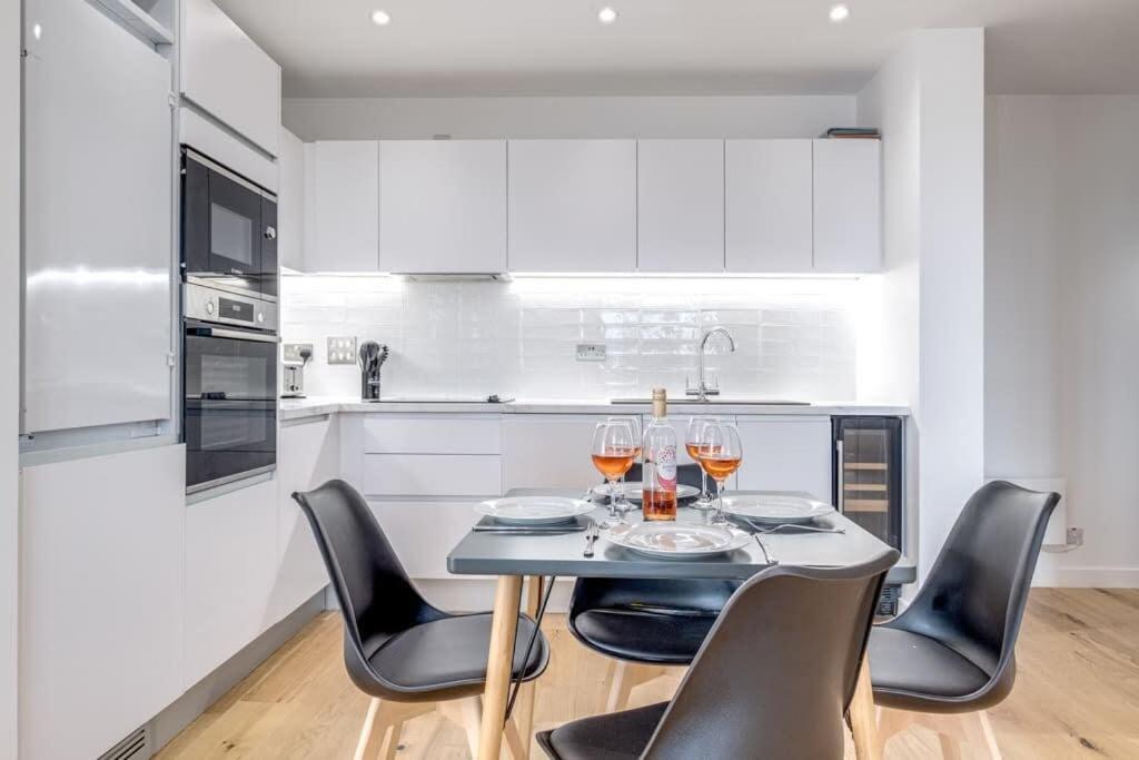 Serene Luxury: 5-star City Centre With Netflix & Fast Wi-fi Holiday home