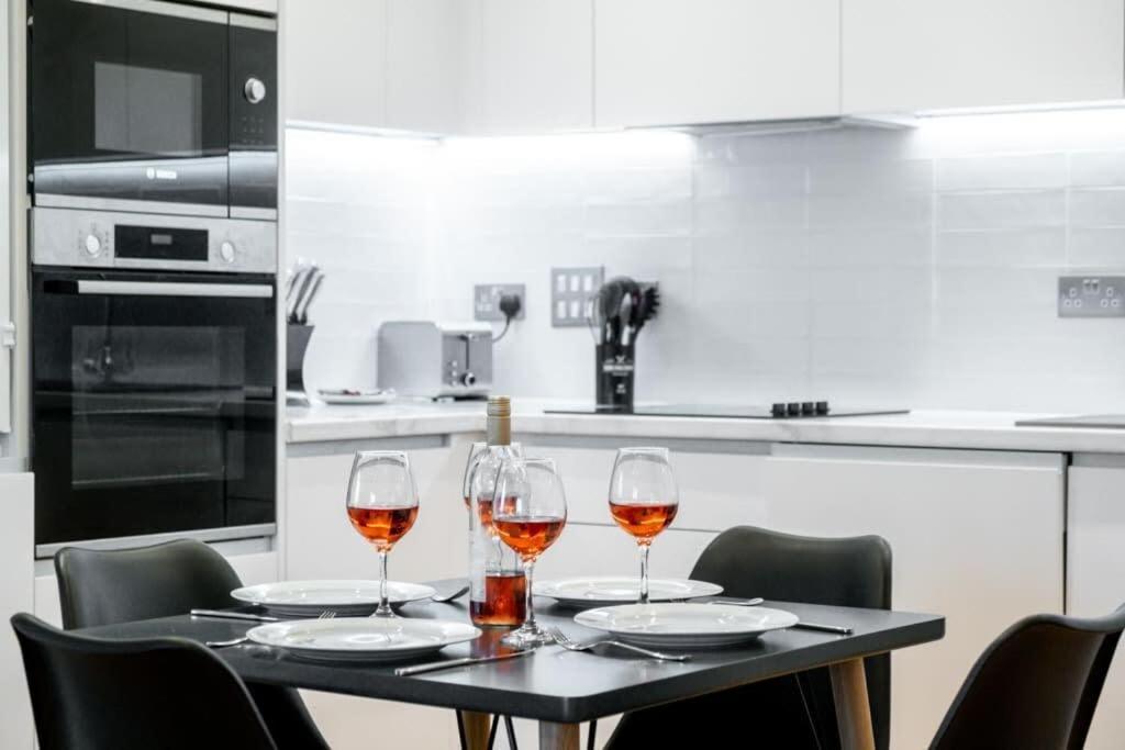 Serene Luxury: 5-star City Centre With Netflix & Fast Wi-fi *