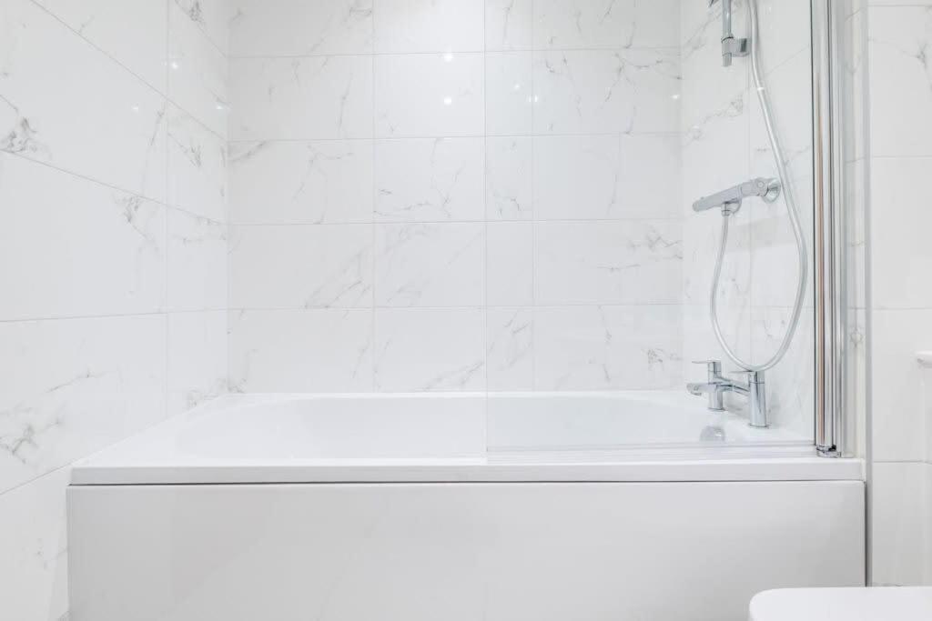 Serene Luxury: 5-star City Centre With Netflix & Fast Wi-fi Holiday home Birmingham