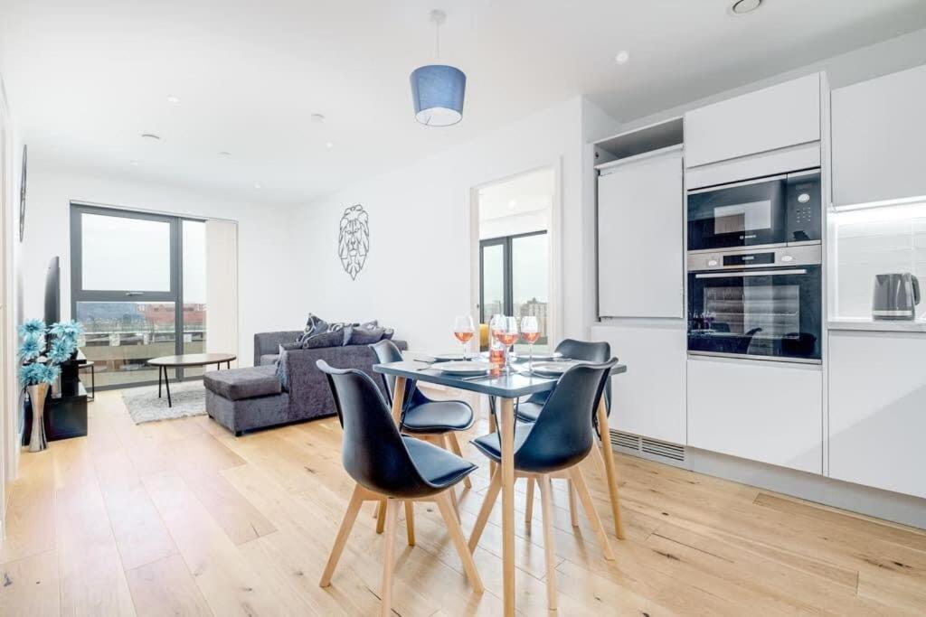 Serene Luxury: 5-star City Centre With Netflix & Fast Wi-fi * Birmingham