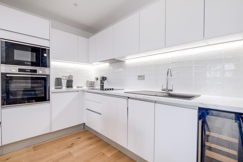 Serene Luxury: 5-star City Centre With Netflix & Fast Wi-fi *