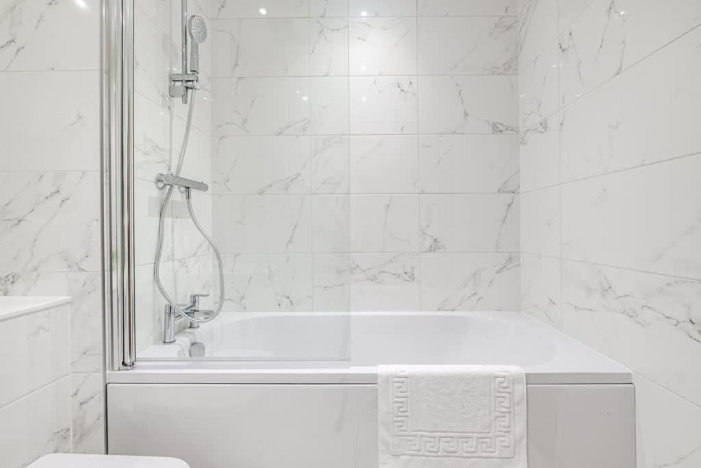 Montreal Luxury 5 Star By Your Perfect Short Lets With Netflix & Fast Wifi Birmingham