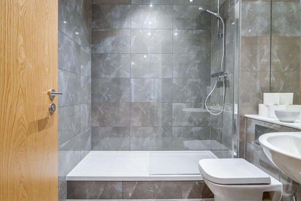 Montreal Luxury 5 Star By Your Perfect Short Lets With Netflix & Fast Wifi * Birmingham