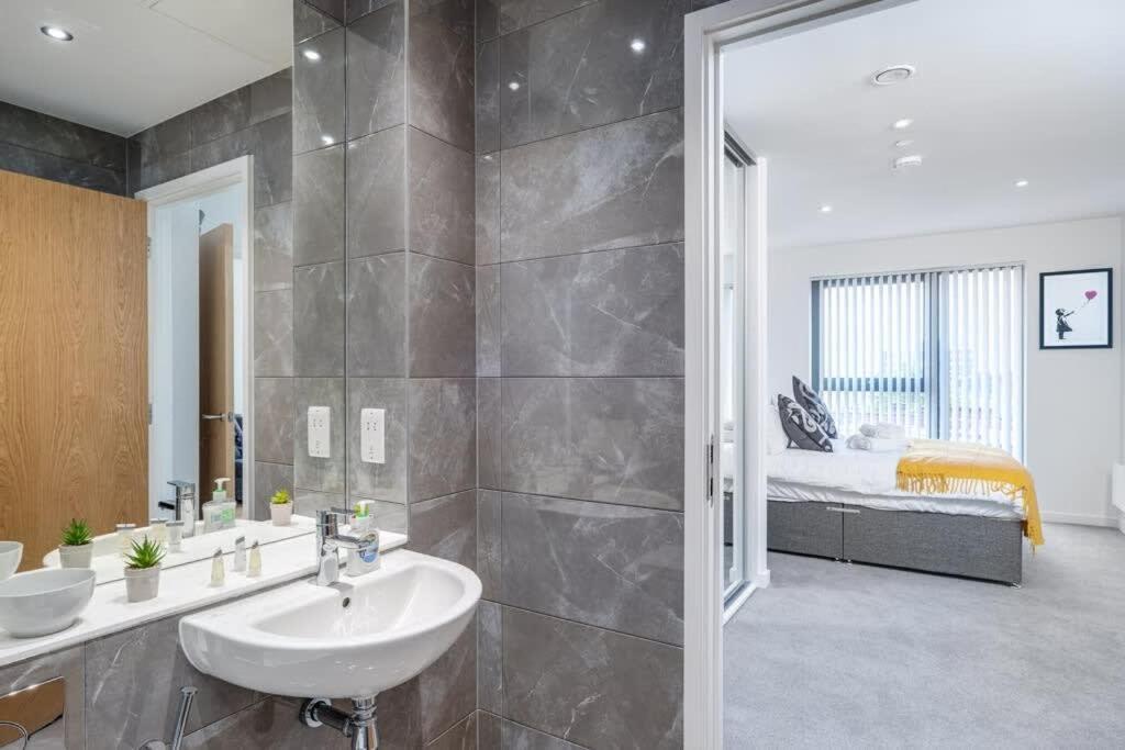 Montreal Luxury 5 Star By Your Perfect Short Lets With Netflix & Fast Wifi *