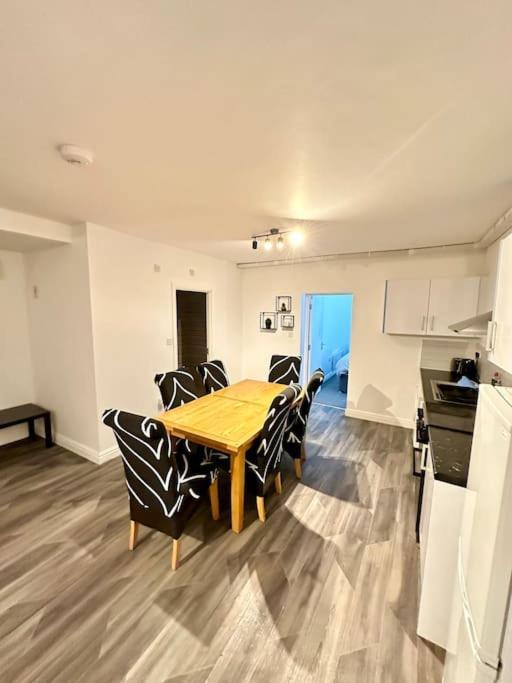 Apartment Cosy 3 Bed Apartment,free Parking In *