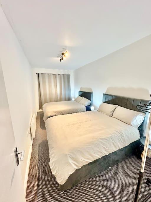 Cosy 3 Bed Apartment,free Parking In Apartment *