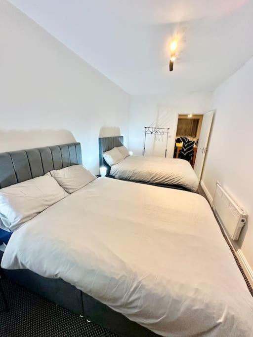 Cosy 3 Bed Apartment,free Parking In Apartment *