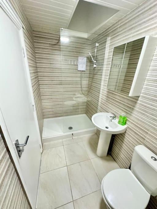 Apartment Cosy 3 Bed Apartment,free Parking In