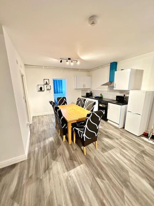 Cosy 3 Bed Apartment,free Parking In Apartment
