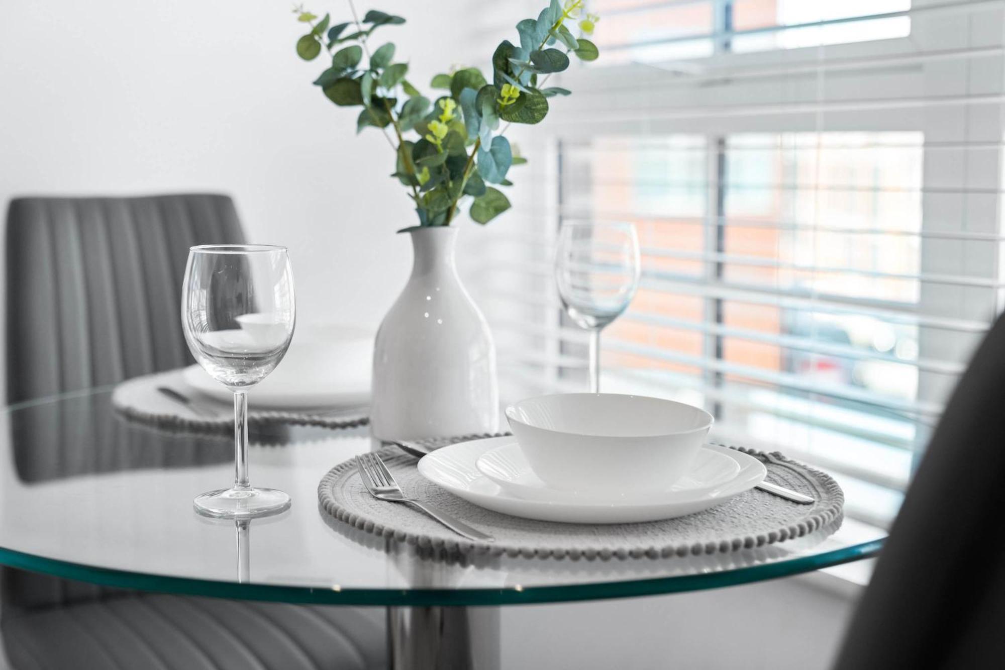 Centre - Jq - Free Wifi & Netflix - Rated - 3cs Apartment