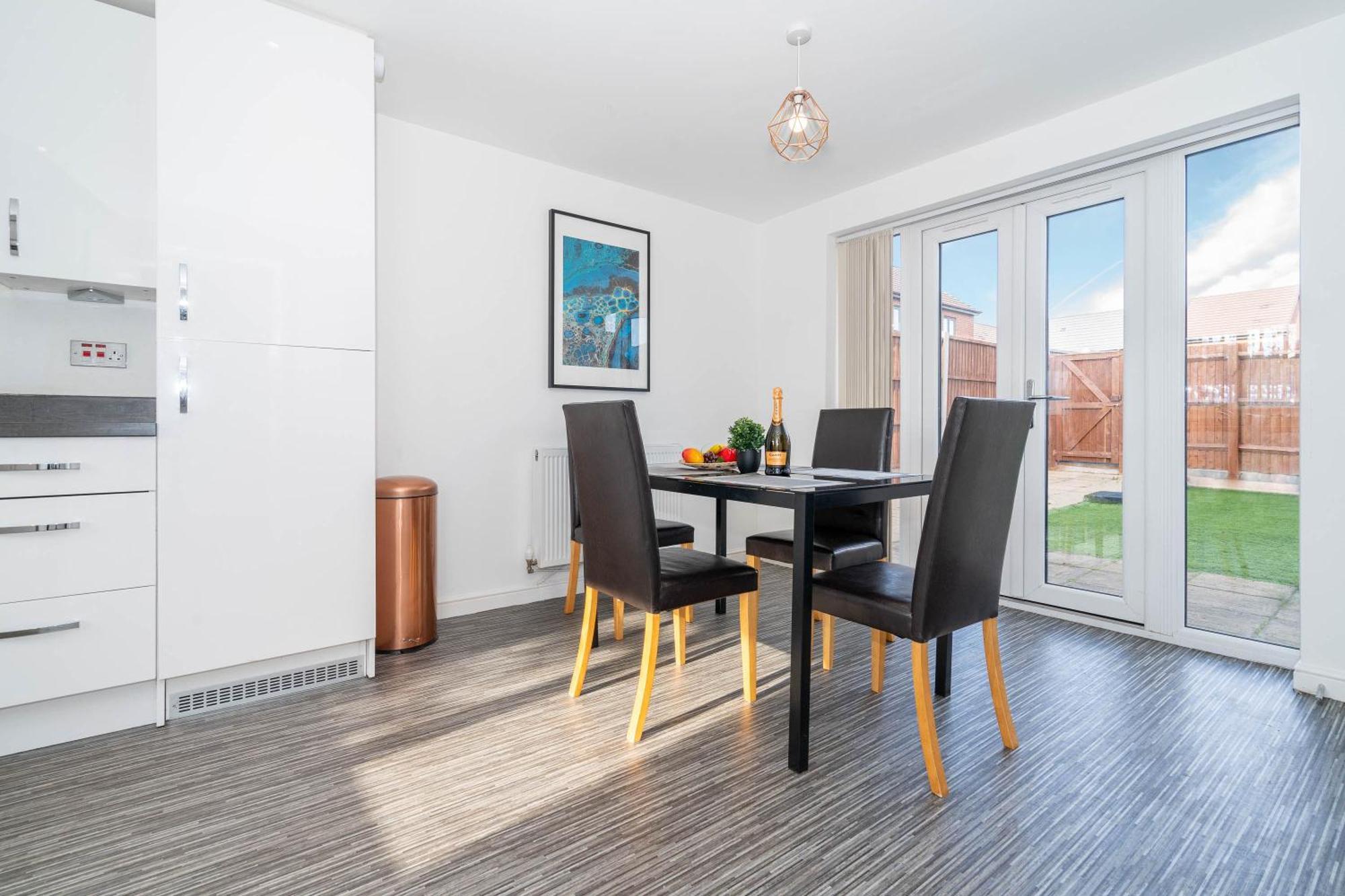 Detached 3 Bedroom House - Gaerden - Parking - Rated - Netflix - Wifi - 98c Holiday home