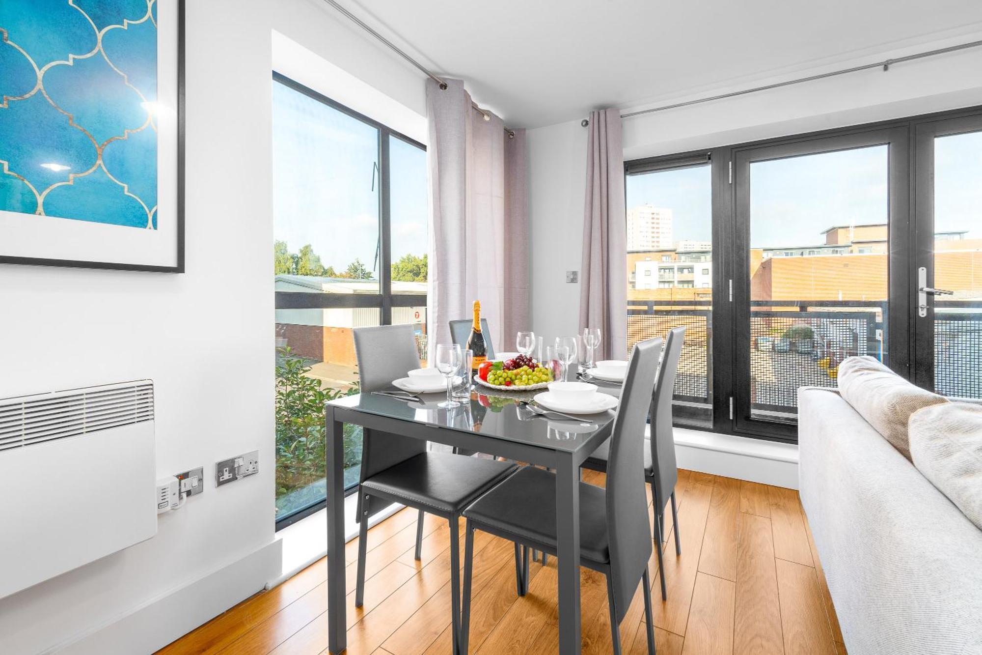 Stylish Centre - 2 Bed - Secure Parking - 5ac Apartment