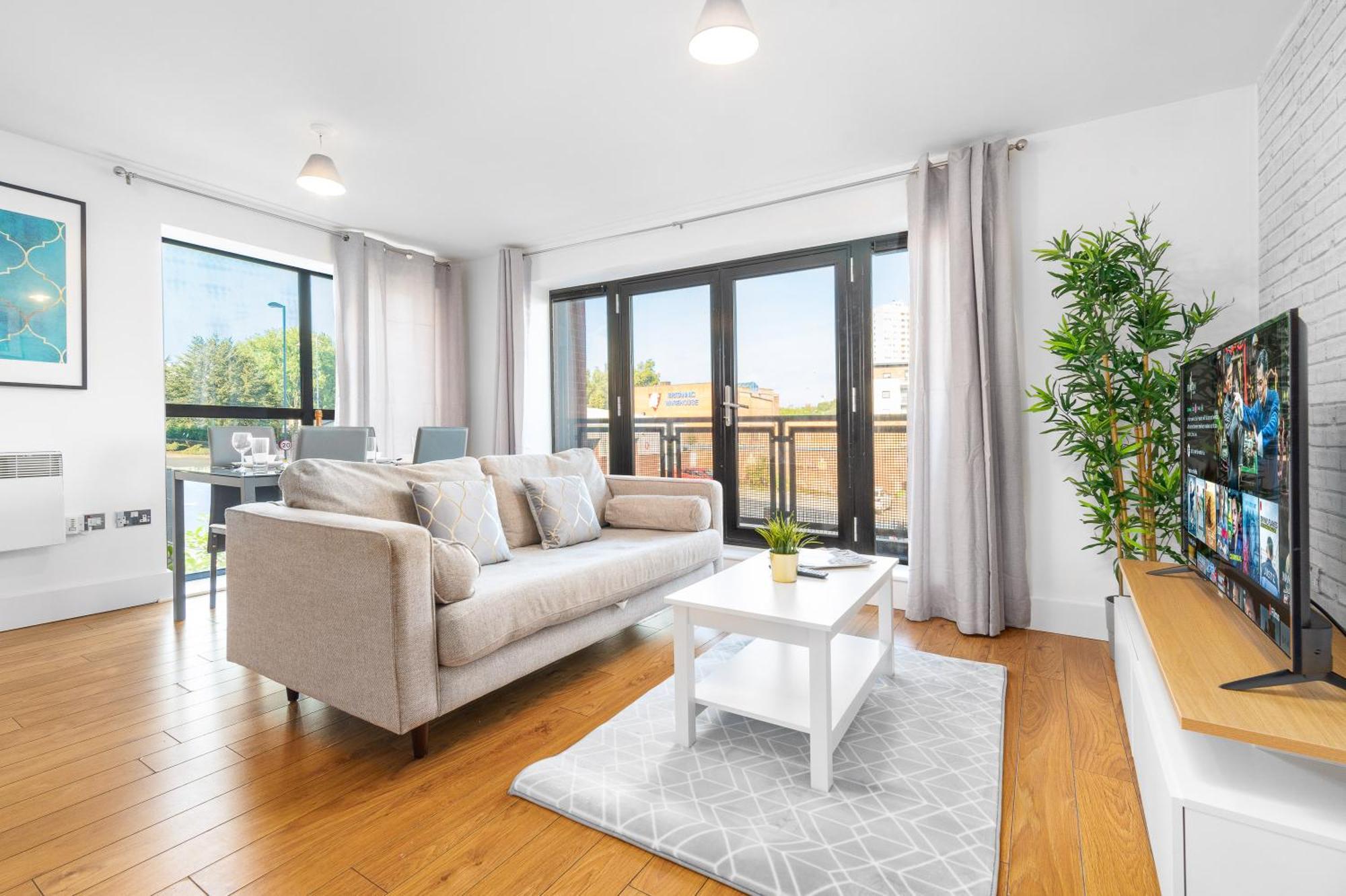 Apartment Stylish Centre - 2 Bed - Secure Parking - 5ac *