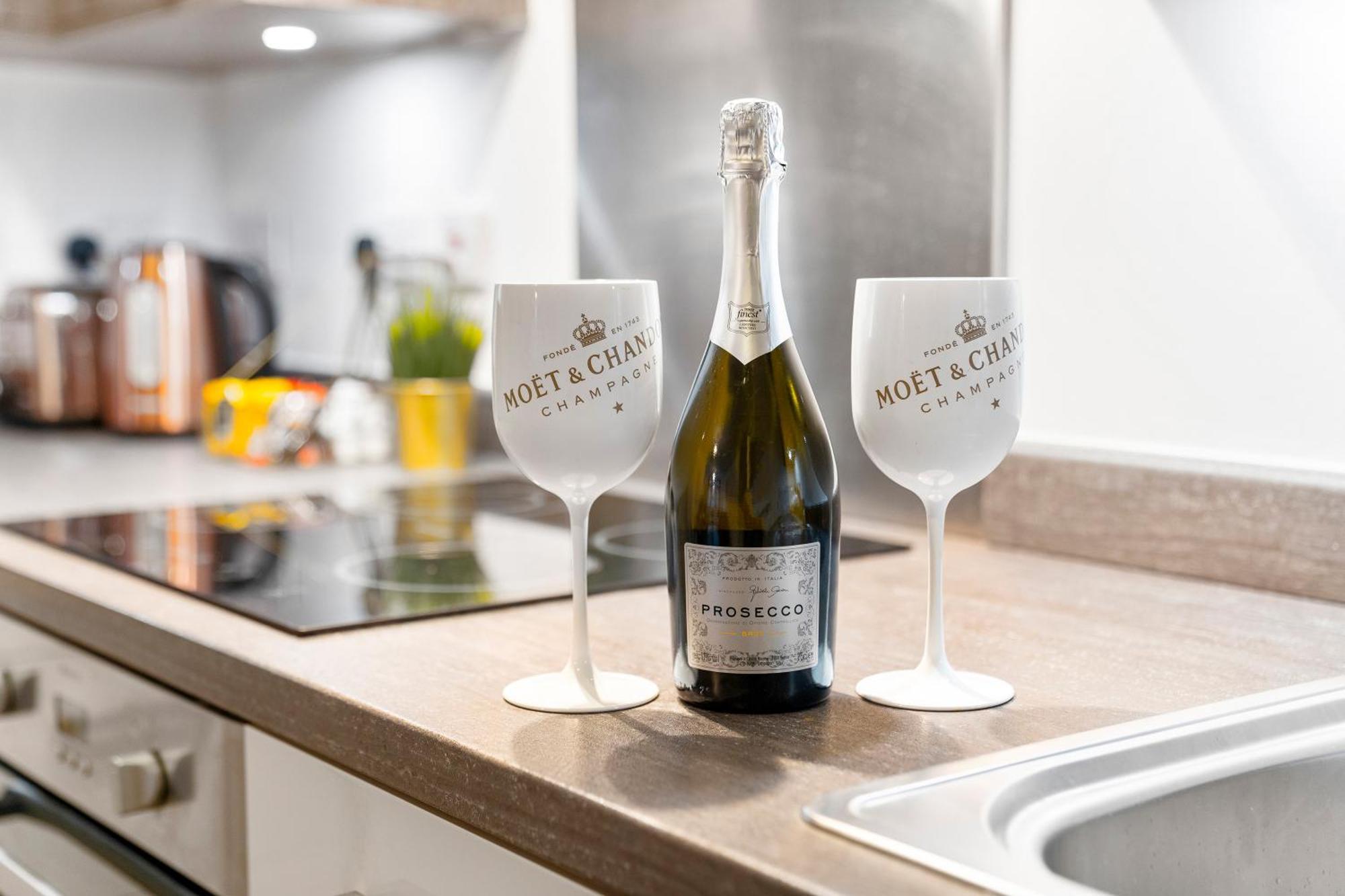New Luxe - Secure Parking - Centre - Netflix - Wifi - Rated - 54m Apartment *