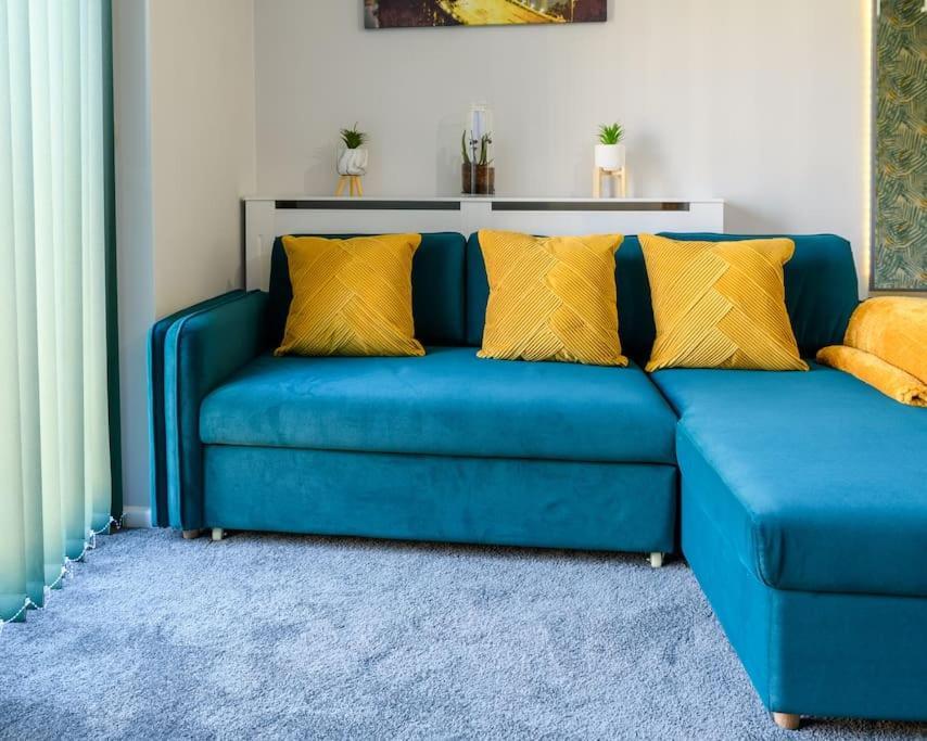 Stylish Two-bed House Sleep Up-to 6 Birmingham