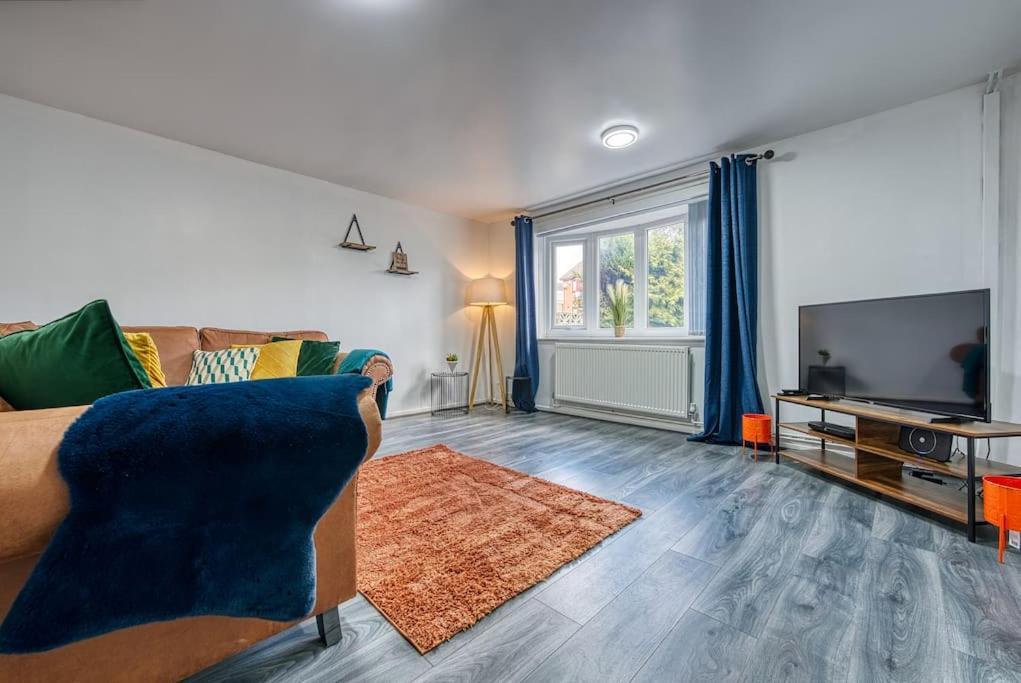 Centre Contractors Long Relocations Free Parking Apartment Birmingham