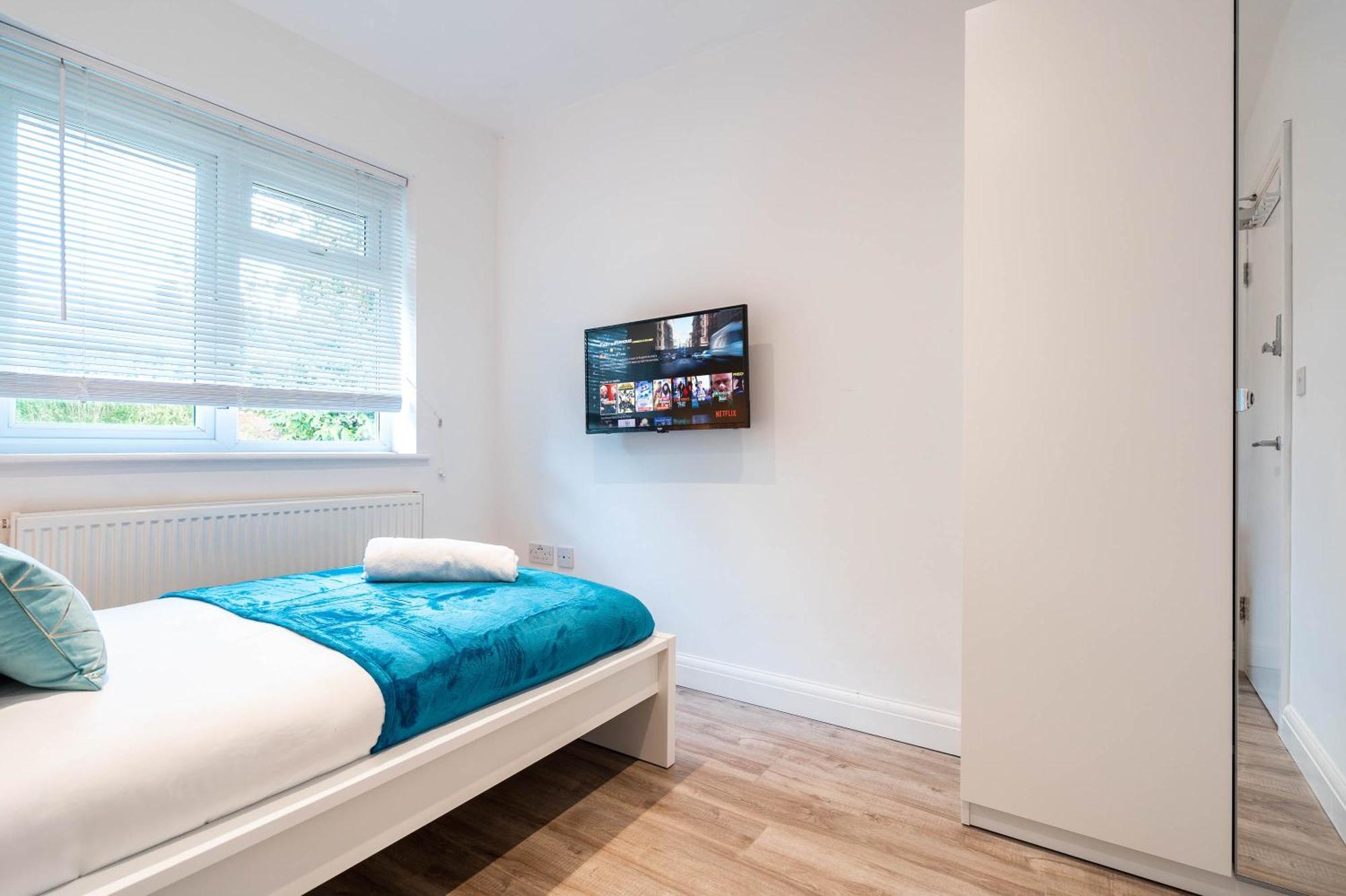 4 Bedroom House - Parking & Garden - Smart Tvs - Netflix - Wifi - Rated - 22cg Birmingham