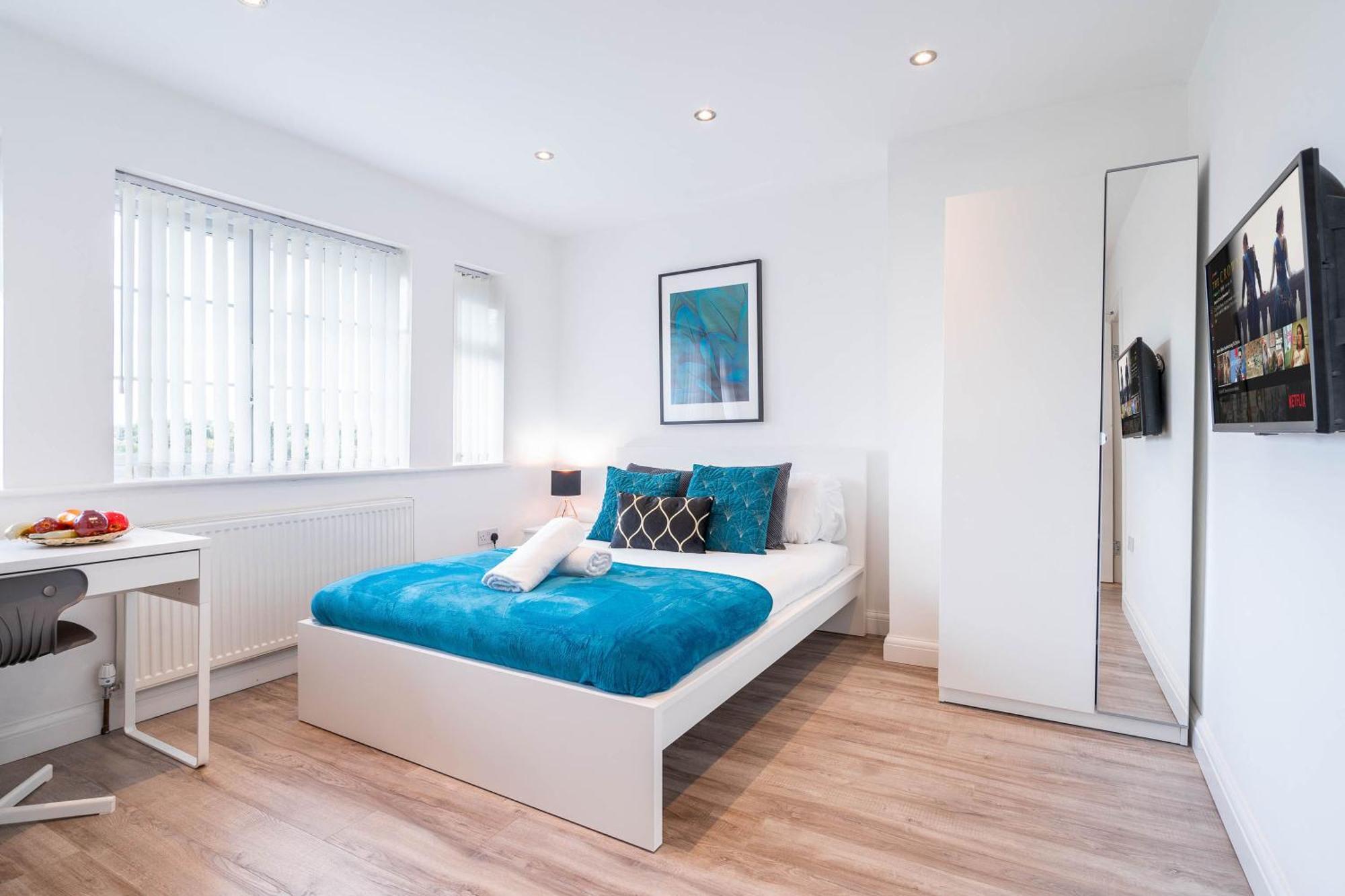 Holiday home 4 Bedroom House - Parking & Garden - Smart Tvs - Netflix - Wifi - Rated - 22cg