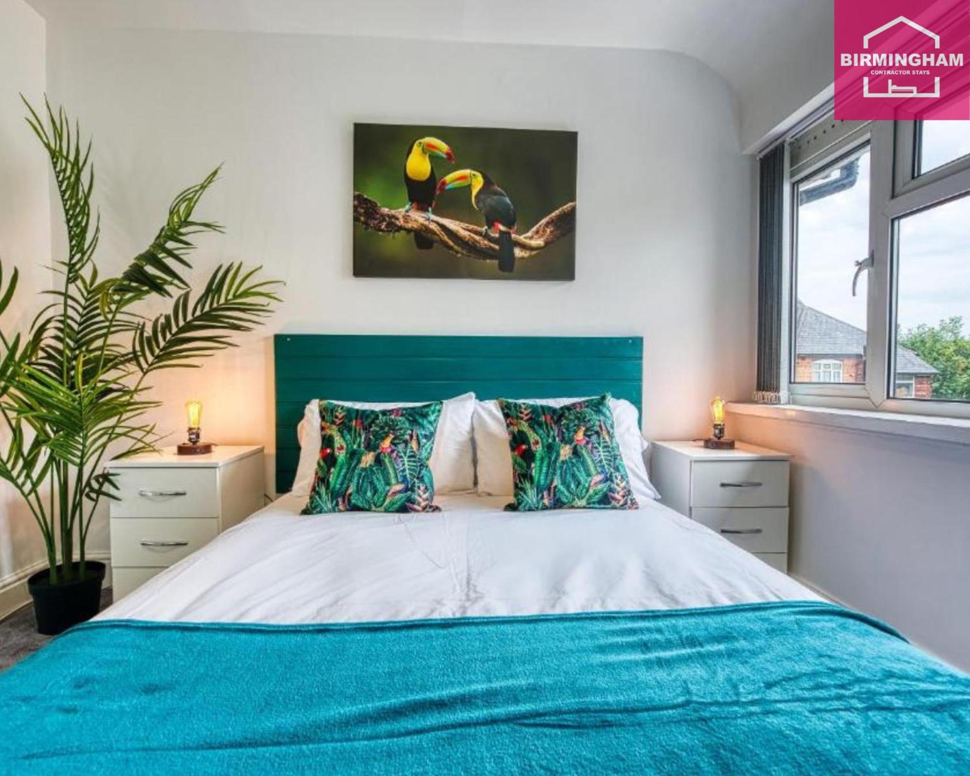 B24 Stunning Contractor House With 3 Bedrooms, Drive For 2 Vehicles & Smoking Area In Garden *