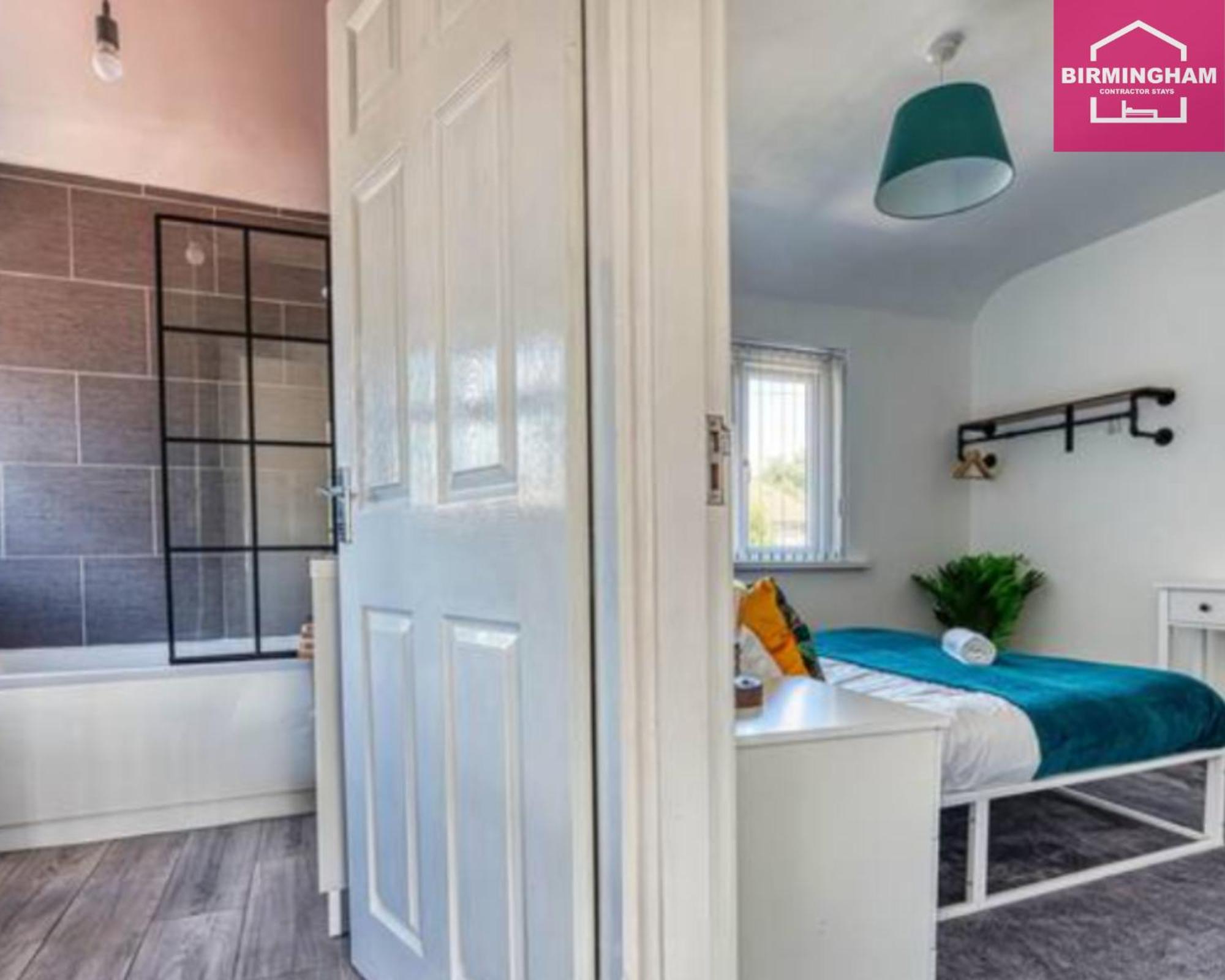 B24 Stunning Contractor House With 3 Bedrooms, Drive For 2 Vehicles & Smoking Area In Garden Birmingham