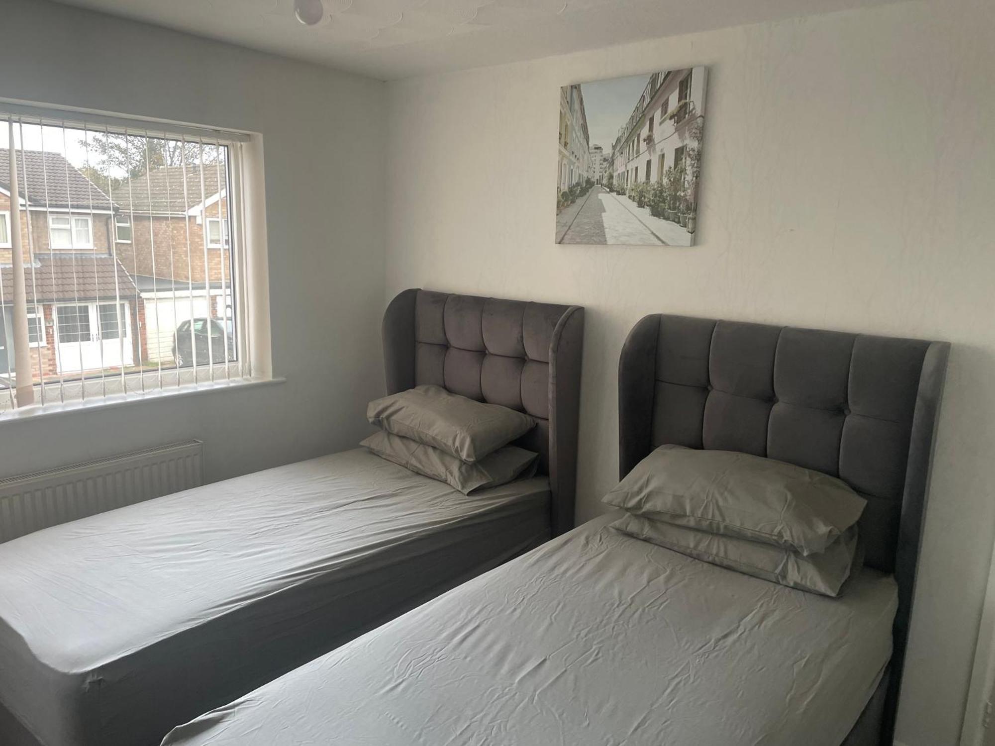 4 Bed Comfy House In * Birmingham