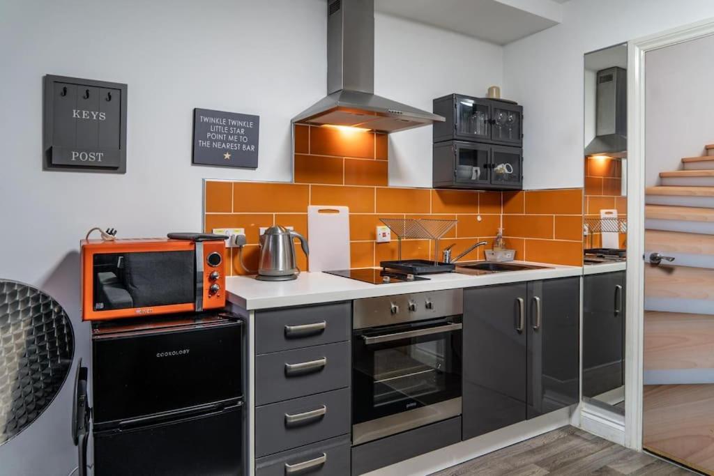 Favorite Studio Flat By Couple N Single Travellers * Birmingham