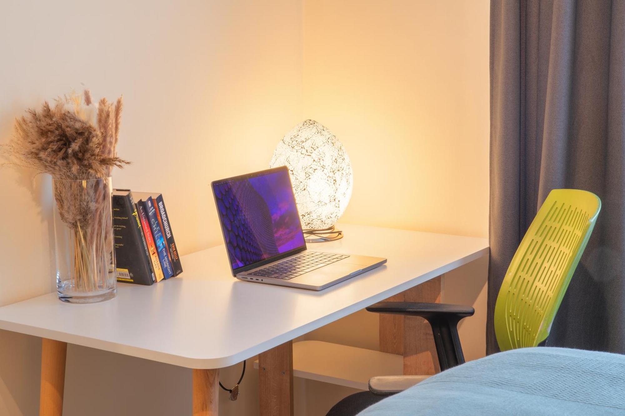 Apartment In Our Stylish Flat! & Secure Building & Sleeps Up To 4 *
