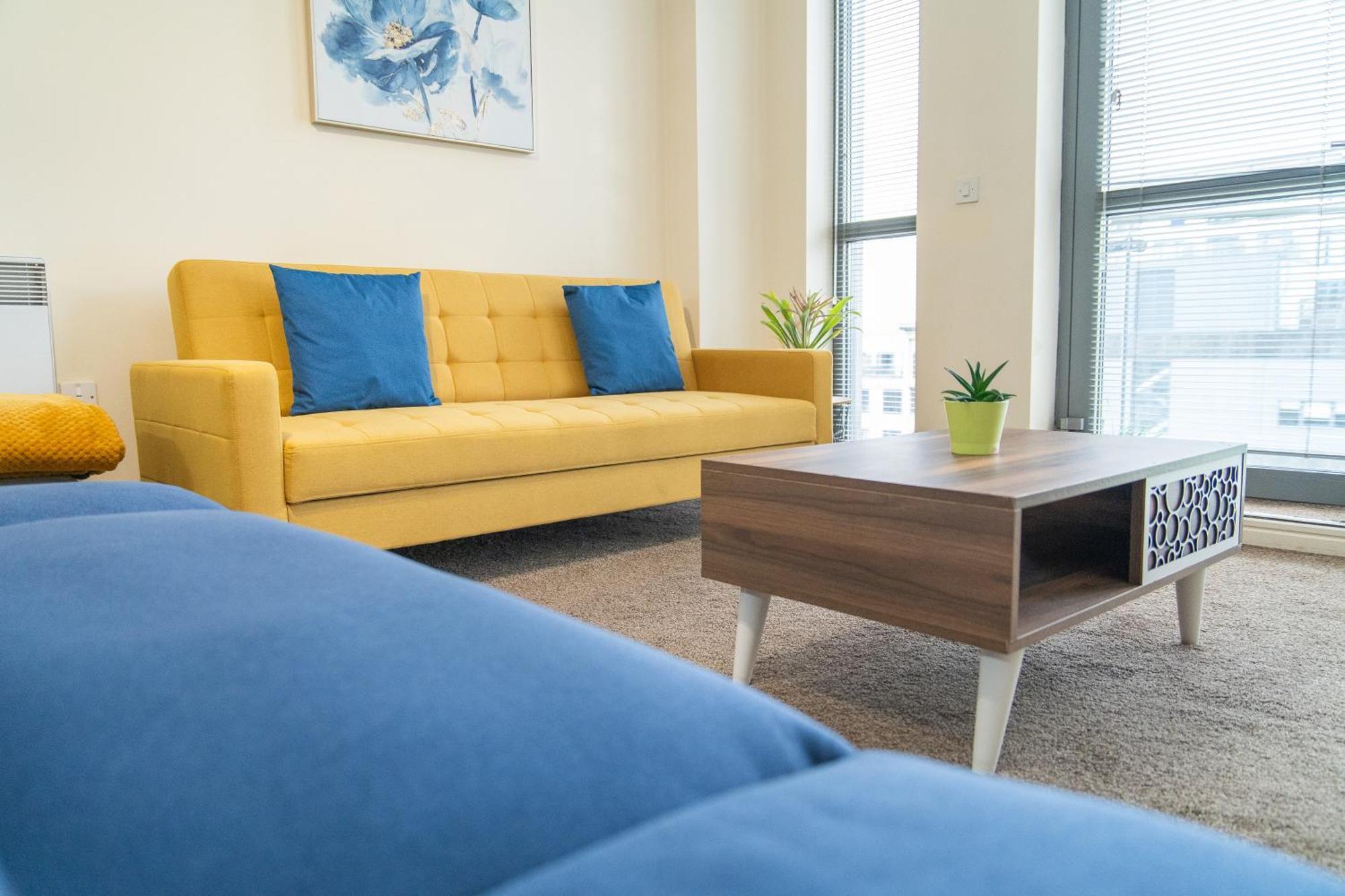 In Our Stylish Flat! & Secure Building & Sleeps Up To 4 *
