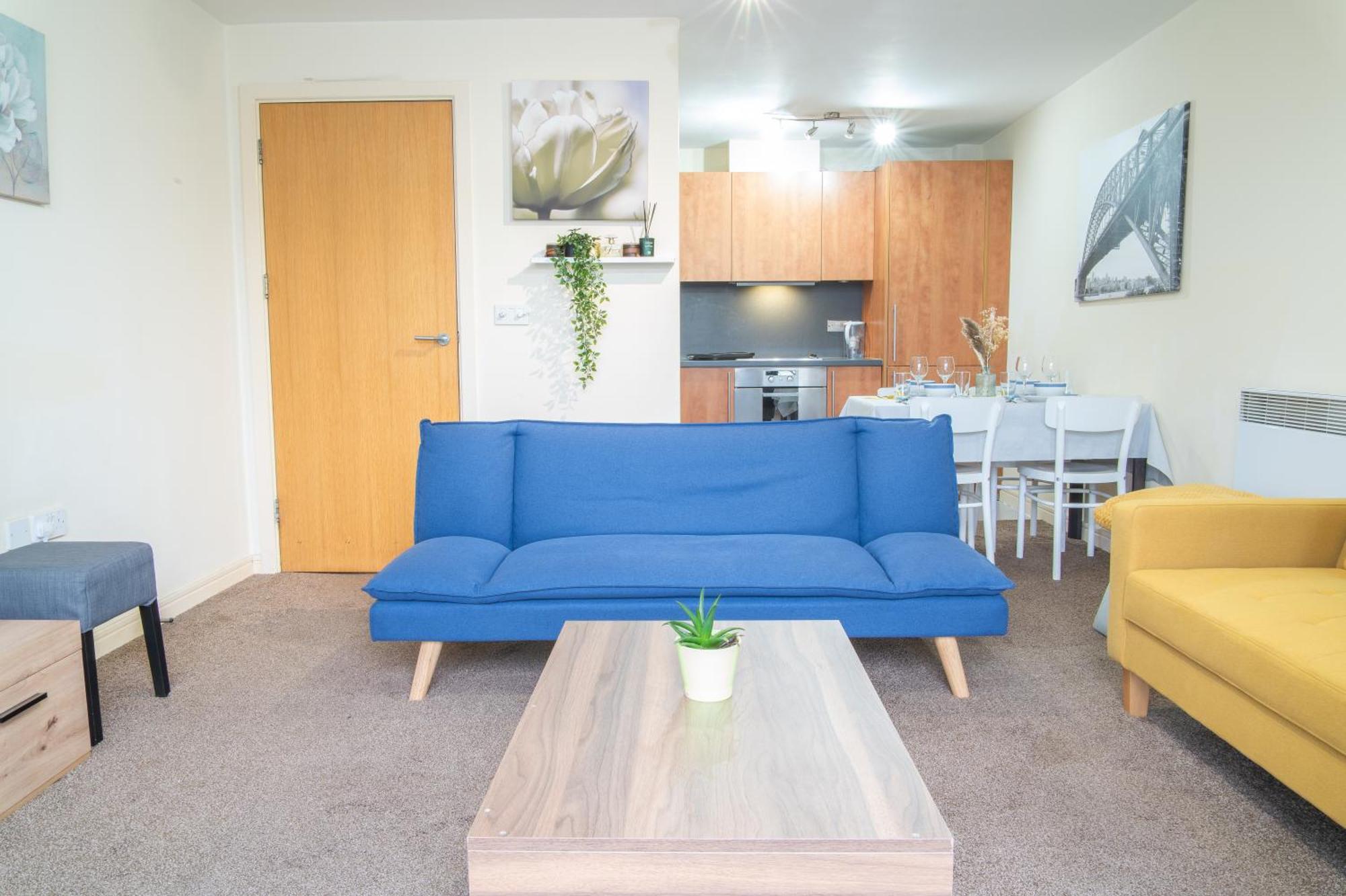 In Our Stylish Flat! & Secure Building & Sleeps Up To 4