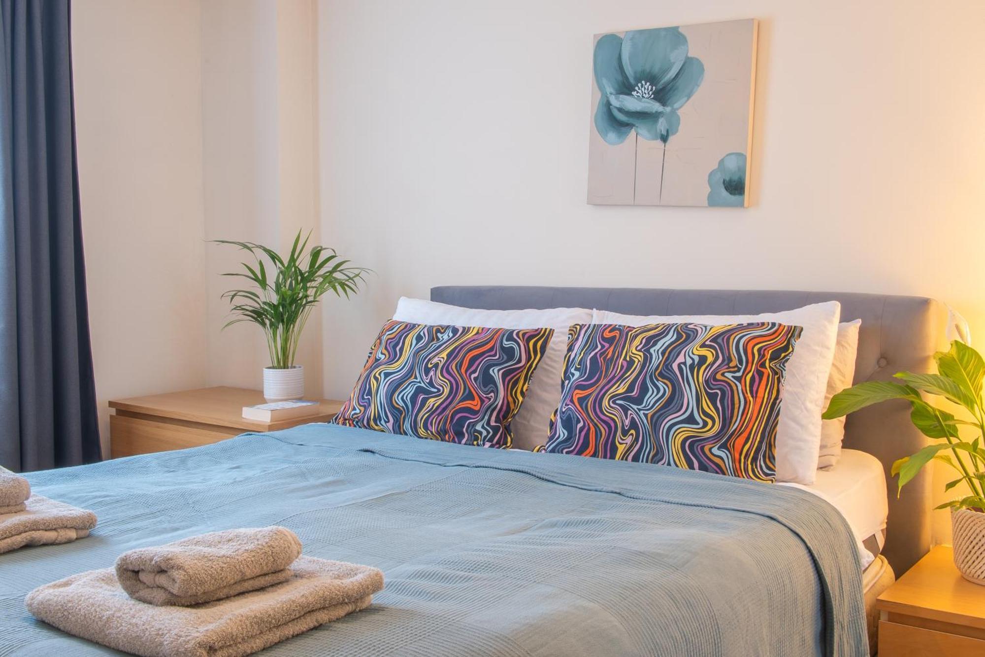 In Our Stylish Flat! & Secure Building & Sleeps Up To 4 Apartment
