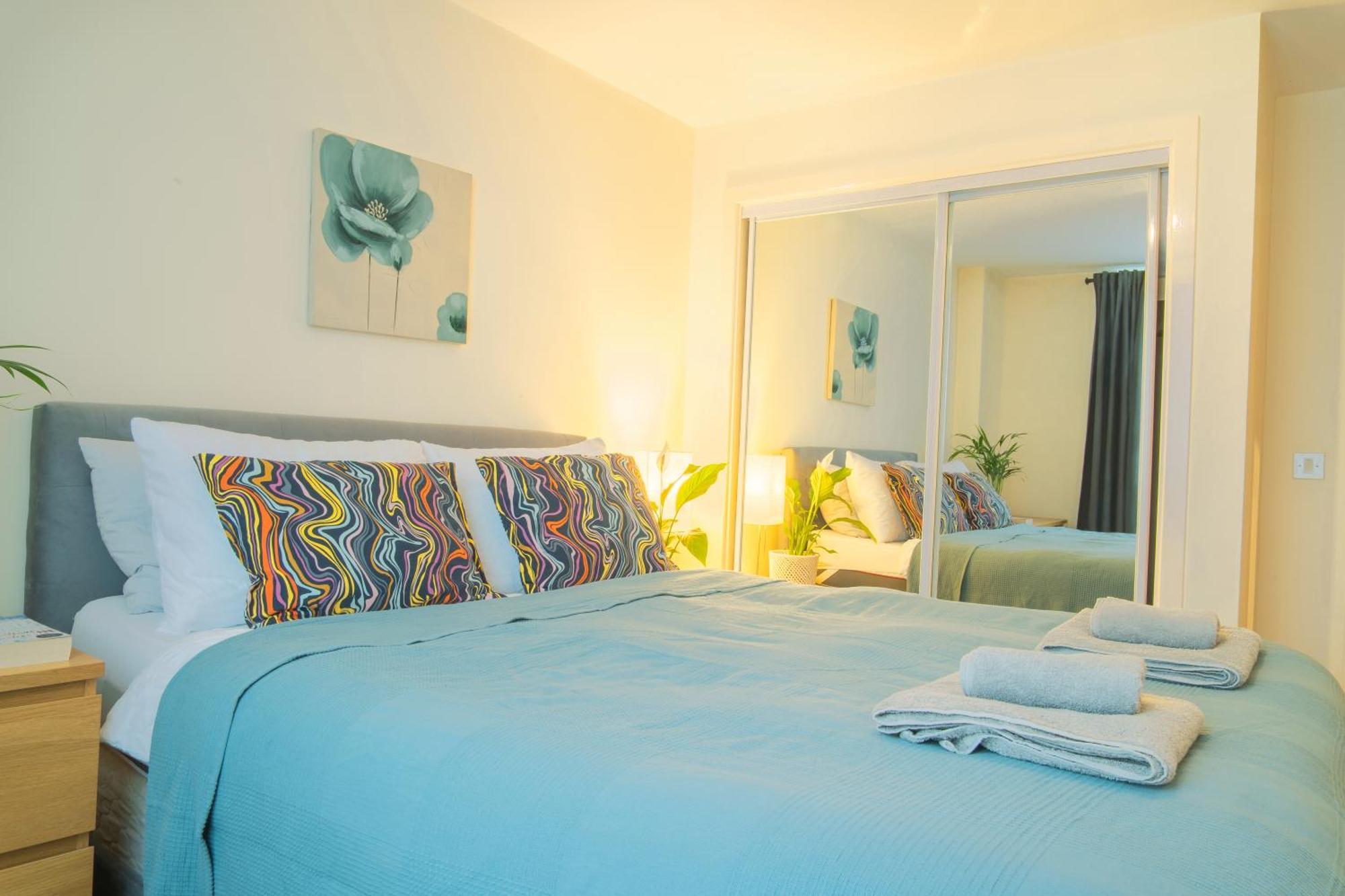 In Our Stylish Flat! & Secure Building & Sleeps Up To 4 *