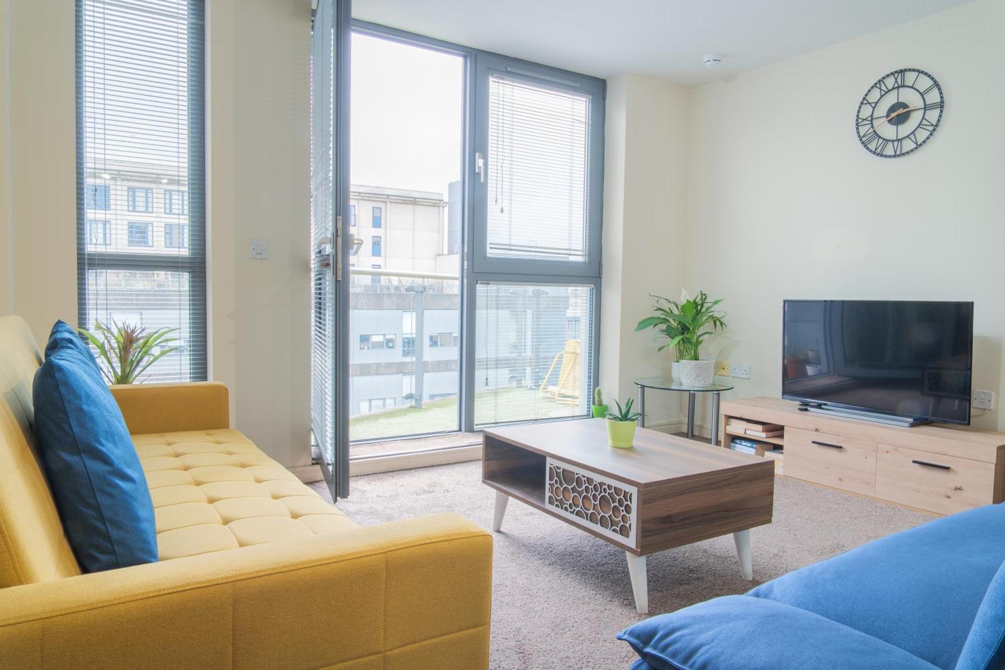 In Our Stylish Flat! & Secure Building & Sleeps Up To 4