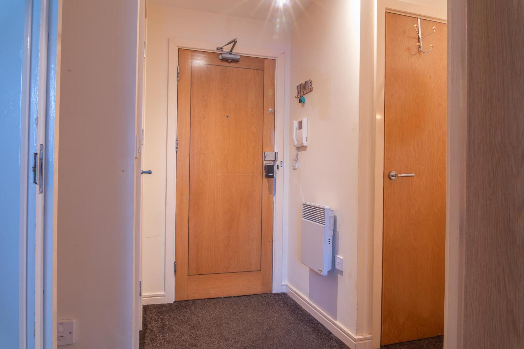 In Our Stylish Flat! & Secure Building & Sleeps Up To 4 Apartment