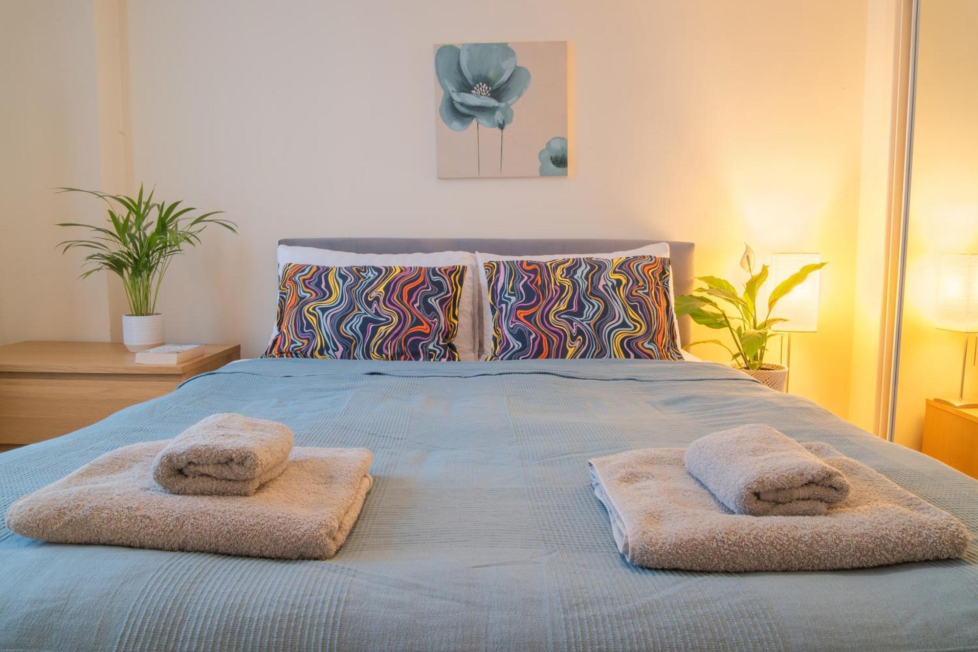 Apartment In Our Stylish Flat! & Secure Building & Sleeps Up To 4 *