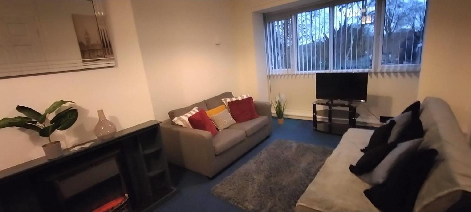 Apartment Leeson House In Harborne, Near Botanical Gardens, Queen Elizabeth Hospital, University, Utilita Arena, Edgbaston Cricket Ground, Cadbury World And The Mac, With Free Parking *