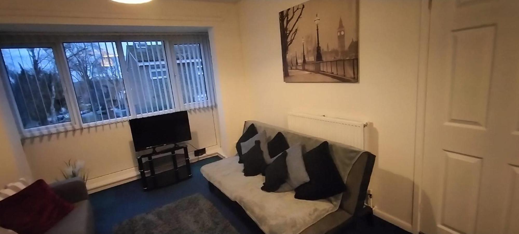 Apartment Leeson House In Harborne, Near Botanical Gardens, Queen Elizabeth Hospital, University, Utilita Arena, Edgbaston Cricket Ground, Cadbury World And The Mac, With Free Parking