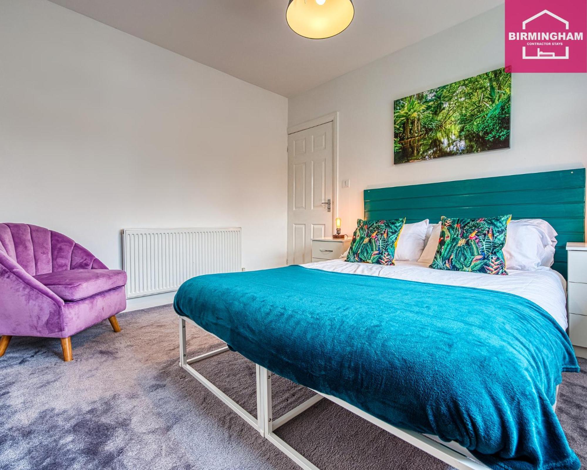 B24 Stunning Contractor House With 3 Bedrooms, Drive For 2 Vehicles & Smoking Area In Garden Holiday home *