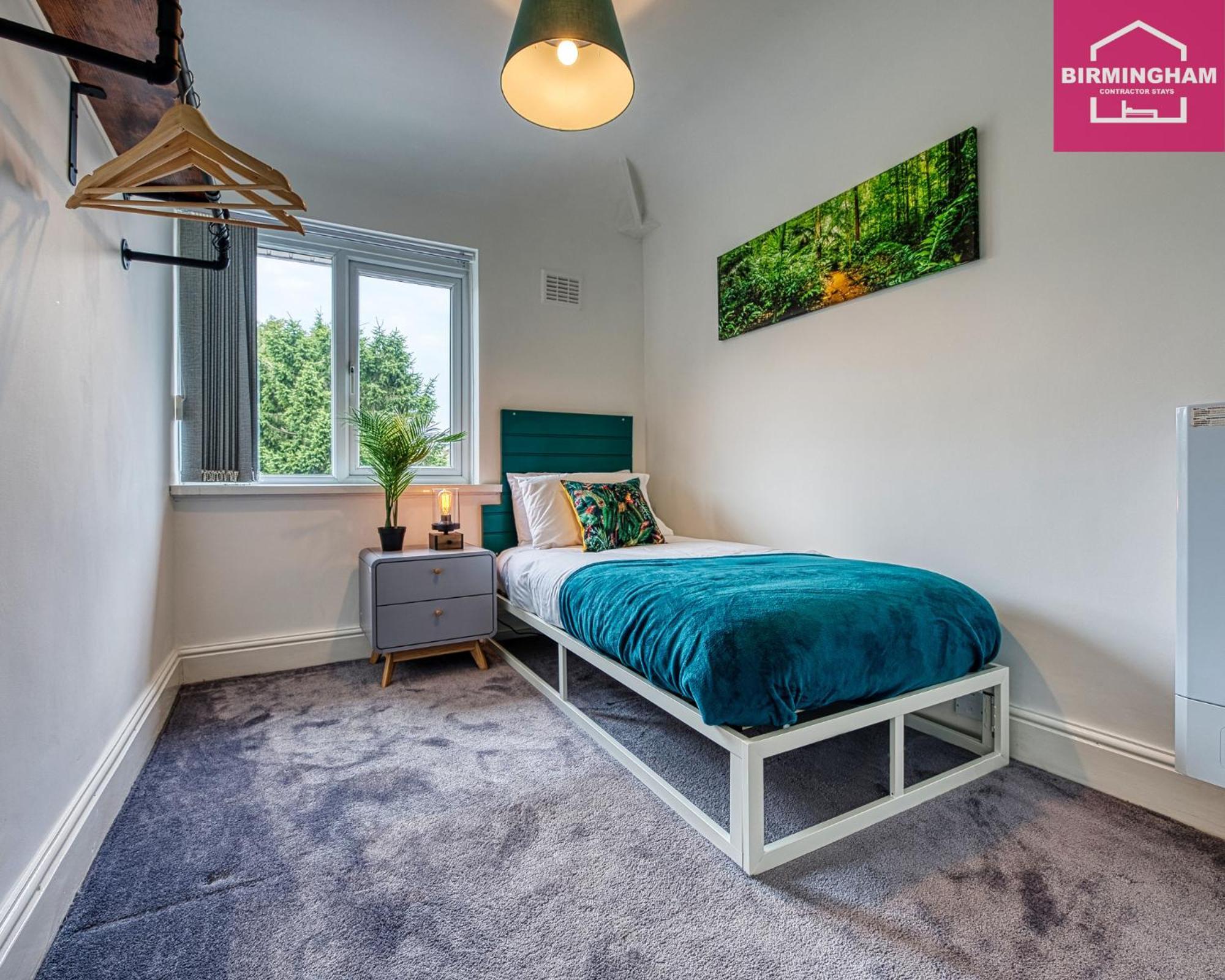 Holiday home B24 Stunning Contractor House With 3 Bedrooms, Drive For 2 Vehicles & Smoking Area In Garden Birmingham