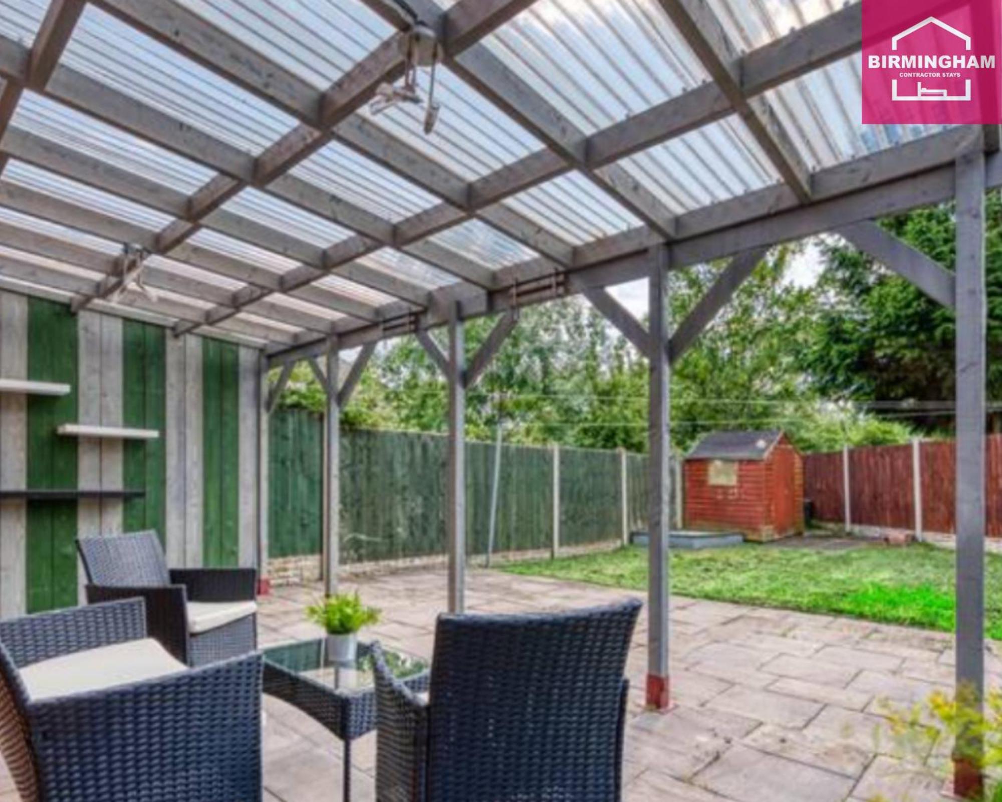 B24 Stunning Contractor House With 3 Bedrooms, Drive For 2 Vehicles & Smoking Area In Garden Holiday home