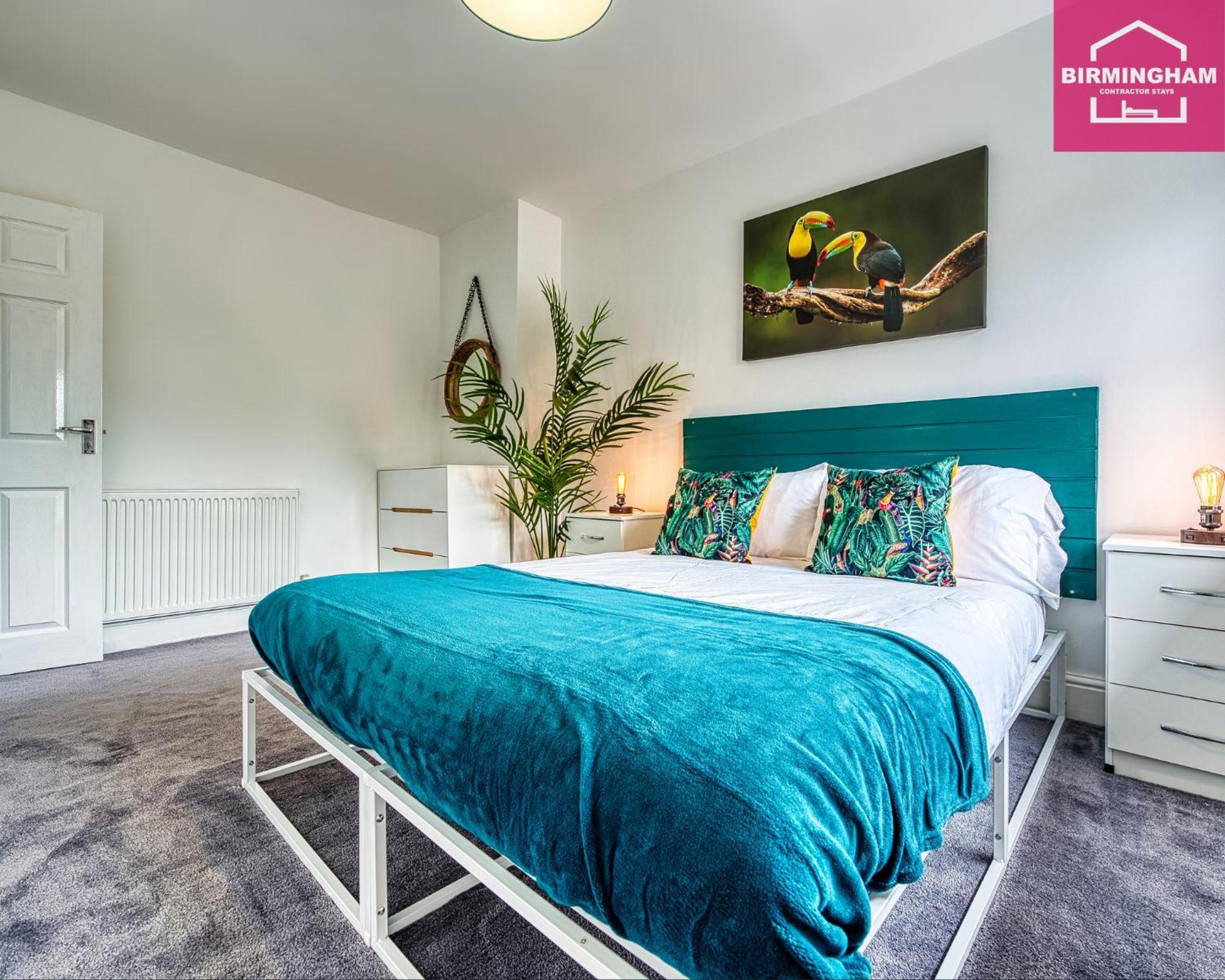 B24 Stunning Contractor House With 3 Bedrooms, Drive For 2 Vehicles & Smoking Area In Garden Holiday home Birmingham
